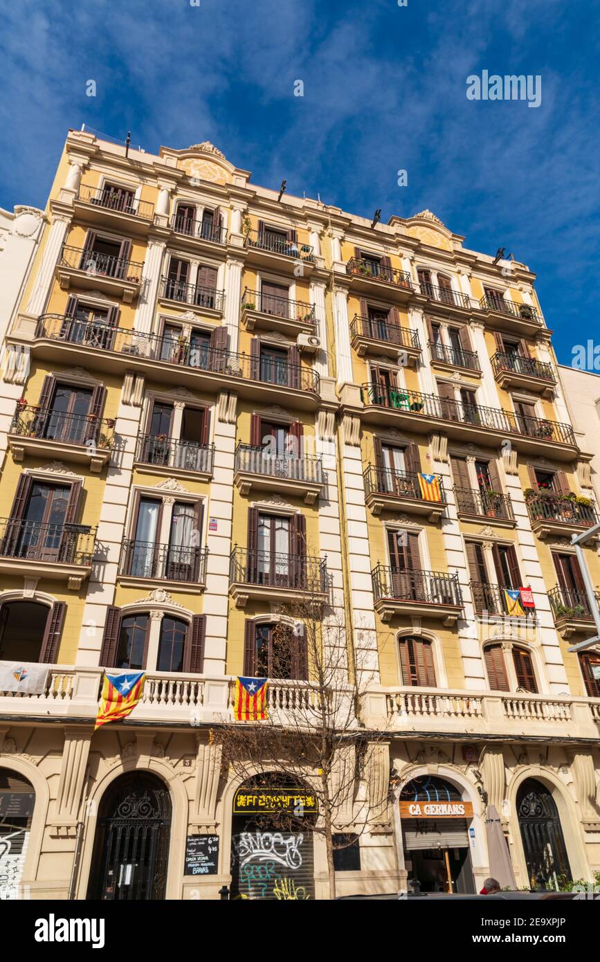 BARCELLONA, SPAGNA, 3 FEBBRAIO 2021: Facciata tipica di un edificio modernista di Barcellona. Su alcuni balconi possiamo vedere bandiere catalane di indipendenza. Foto Stock
