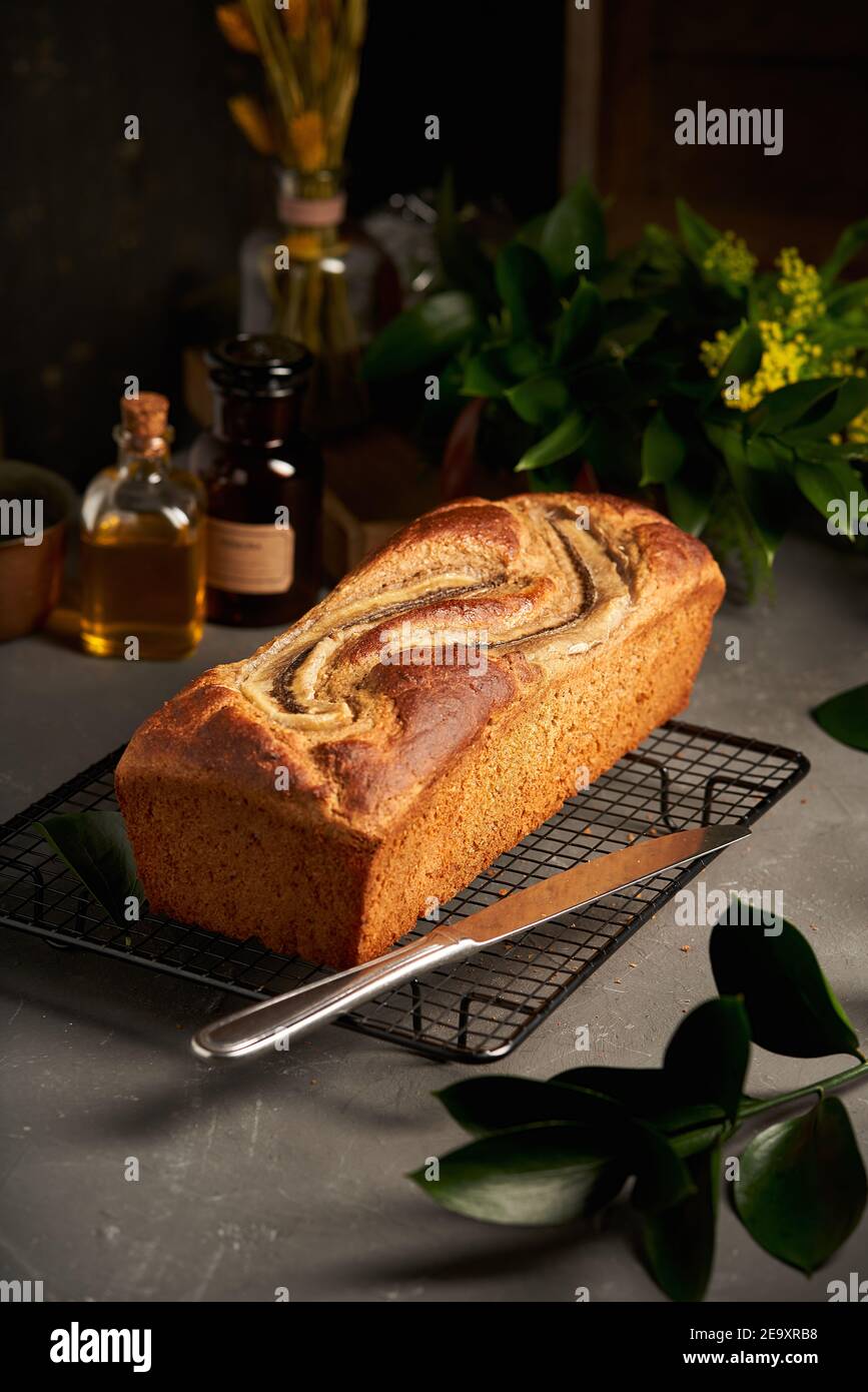 Primo piano di un pane alla banana su un vassoio Foto Stock