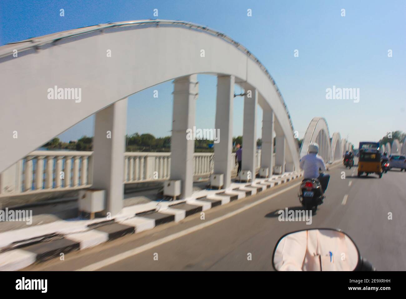 Marina Beach Road a Chennai City, India. L'ampia strada che corre adiacente a Marina Beach fa parte della vecchia Madras City. Foto Stock