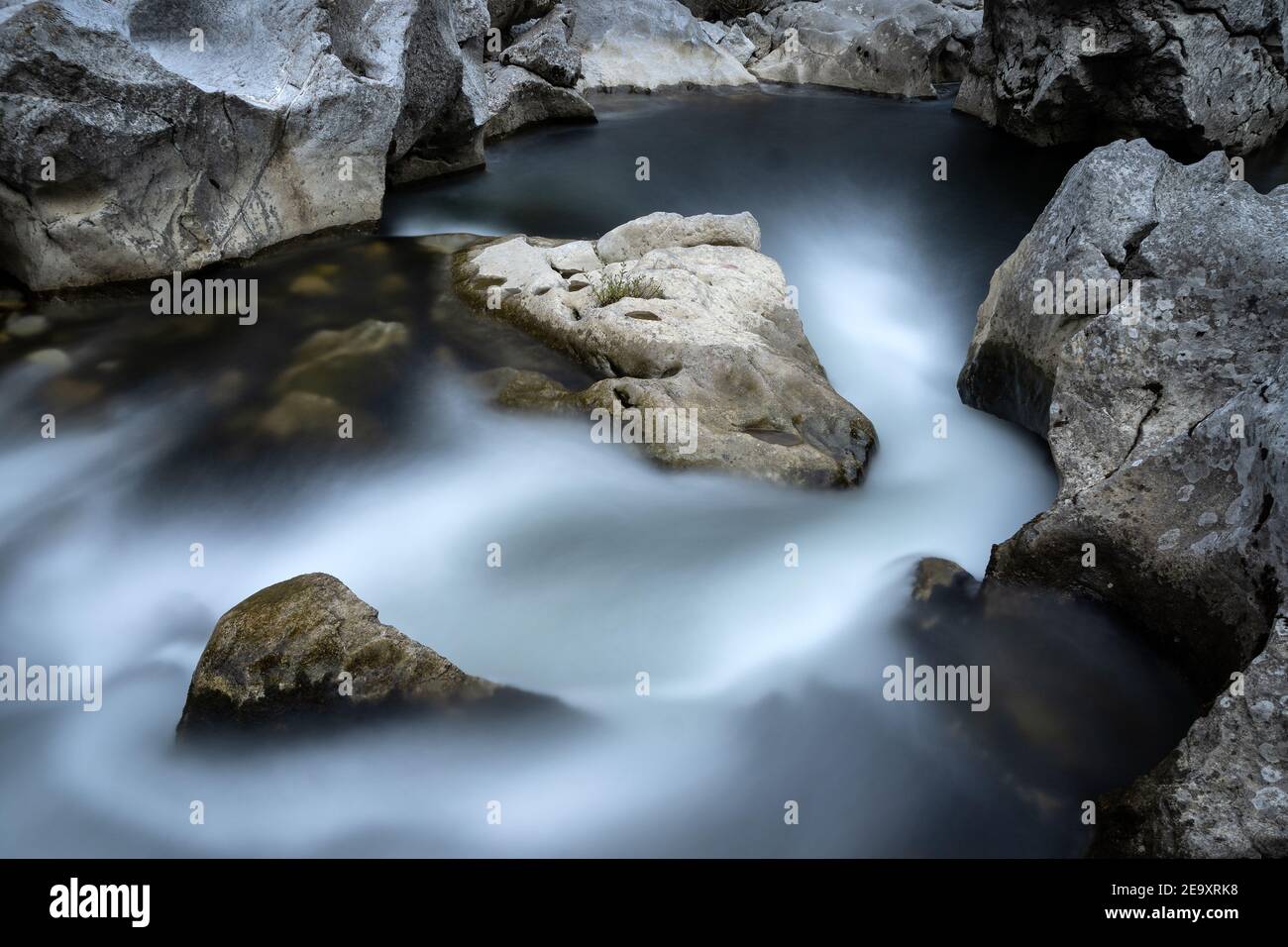 Primo piano di rapide in un fiume di montagna con lungo effetto di esposizione Foto Stock