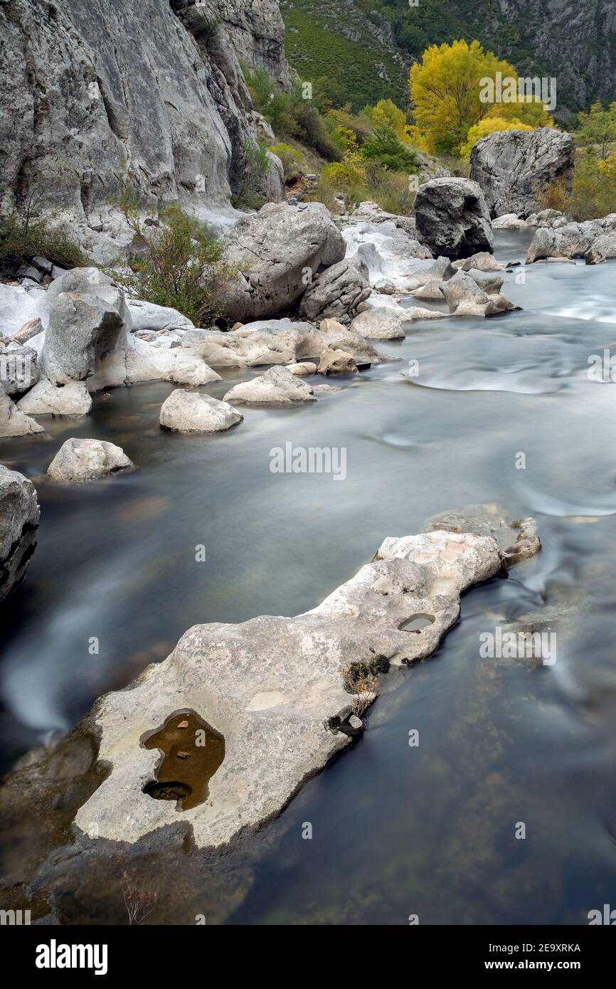 Primo piano di rapide in un fiume di montagna con lungo effetto di esposizione Foto Stock