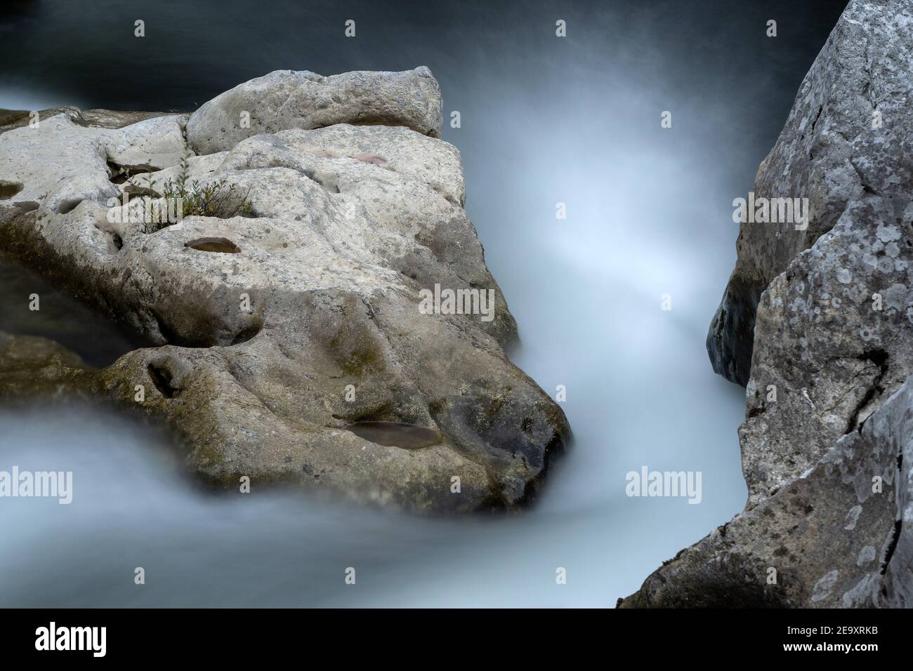 Primo piano di rapide in un fiume di montagna con lungo effetto di esposizione Foto Stock
