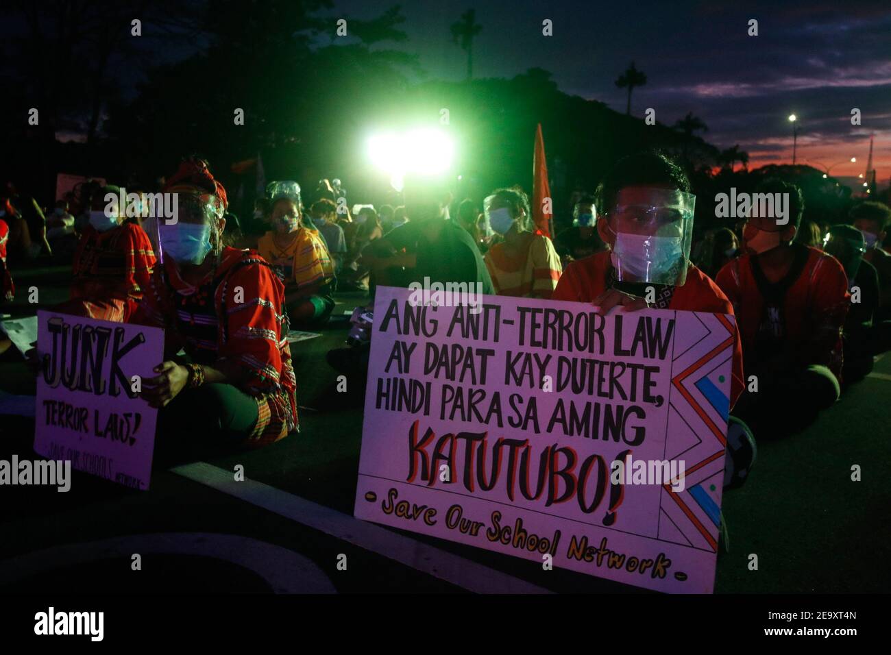 Diliman Quezon City, Filippine. 06 febbraio 2021. Studenti e insegnanti chiedono di difendere la libertà accademica di fronte a un'installazione d'arte chiamata 'barikada' montata dal popolare artista visivo Toym Imao all'interno dell'Università. Questo fa parte di una dimostrazione di 9 giorni (1-9 febbraio) per dimostrare che l'università è contro la recente cessazione dell'ACCORDO UP-DND che vieta l'ingresso di forze militari all'interno del campus. Credit: World CIC/Alamy Live News Credit: World CIC/Alamy Live News Foto Stock