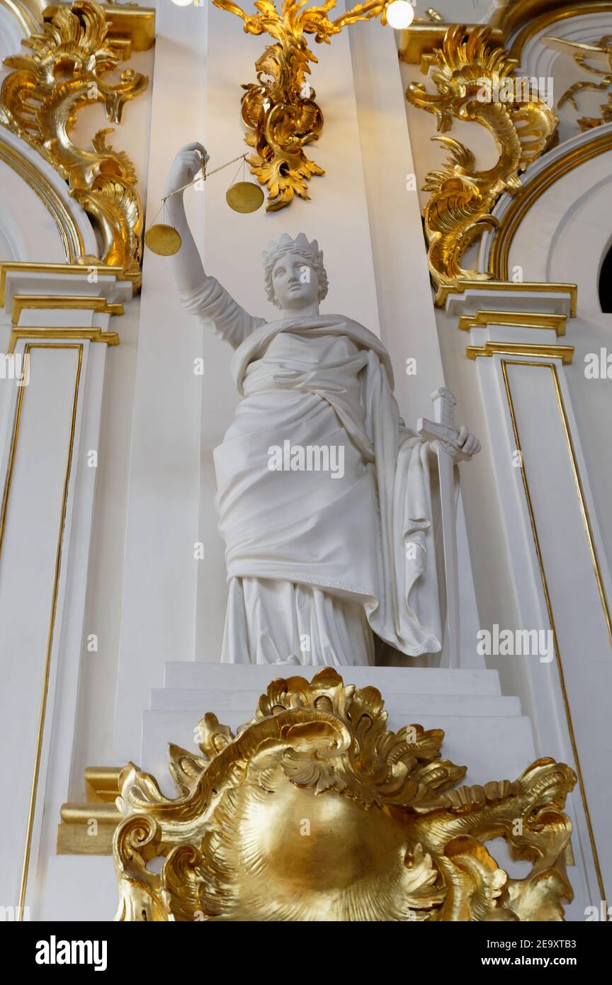 Statua allegorica in gesso della Giustizia che tiene un paio di scale di Alexander Terebenev presso la scala Jordan del Palazzo d'Inverno, l'edificio principale del museo dell'Ermitage di Stato a San Pietroburgo, Russia Foto Stock