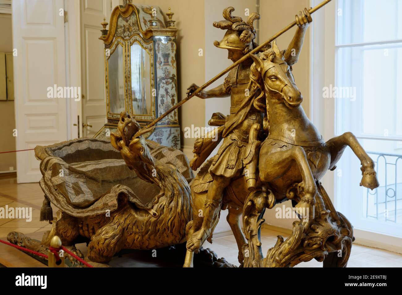 Slitta di Carnevale con la Figurina di San Giorgio nella mostra della cultura russa del 18 ° secolo nel Palazzo d'Inverno, il museo di Stato Hermitage, San Pietroburgo, Russia Foto Stock