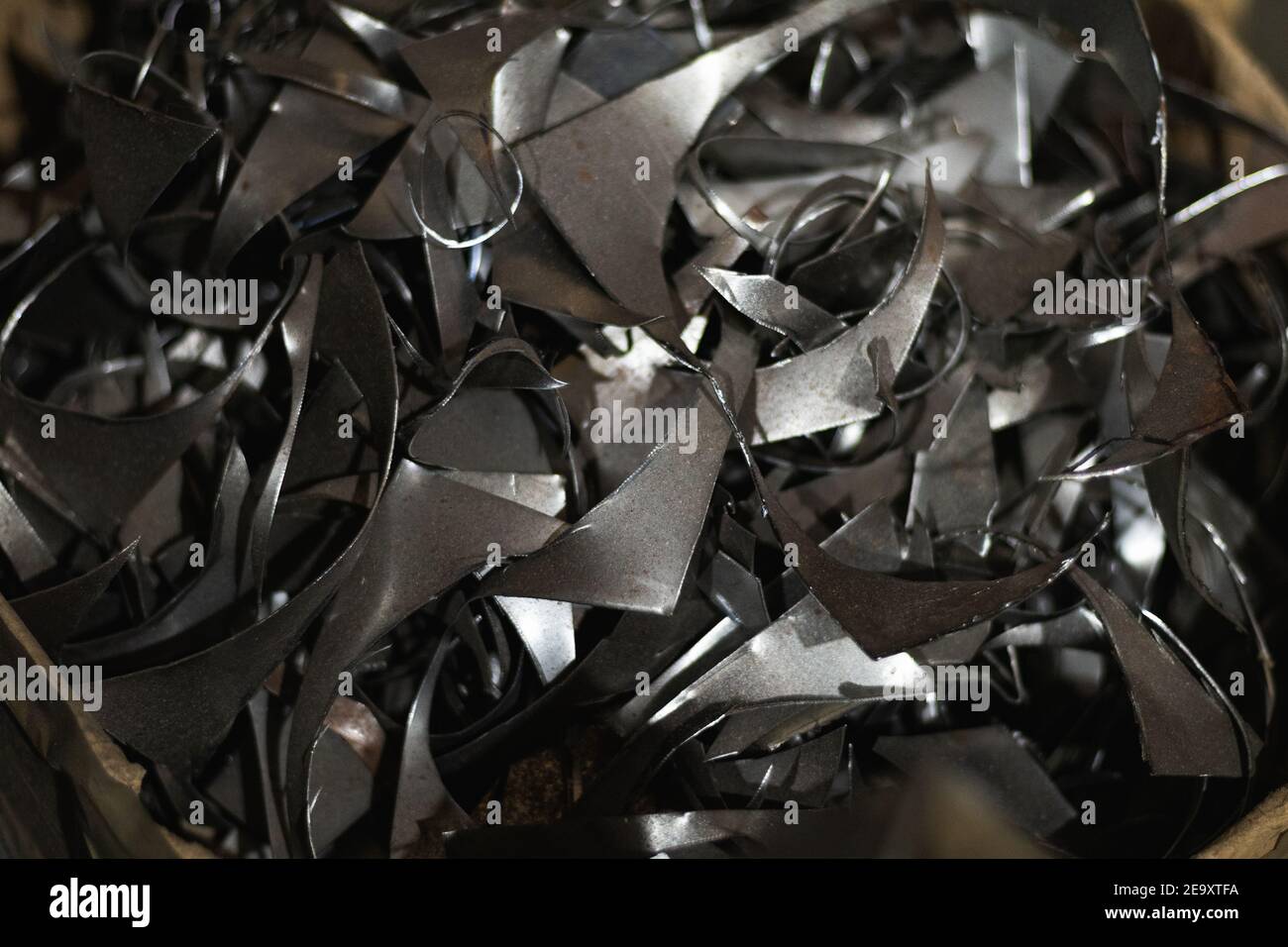 Dall'alto della pila di trucioli di alluminio rimasti dopo la lavorazione prodotti metallici in fucina Foto Stock