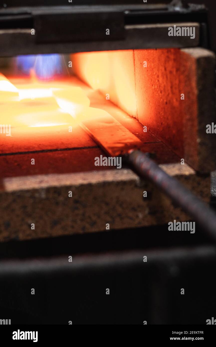 Alto angolo di bruciare utensile metallico in fusione caldo alto forno a temperatura di fonderia Foto Stock