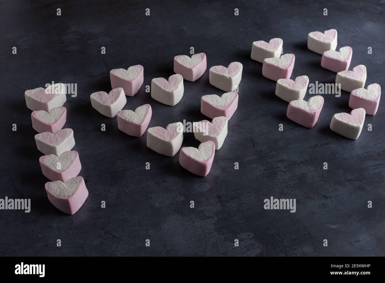 Amore cuore marshmallows allineato fino a incantare fuori che amo hai visto da un lato Foto Stock