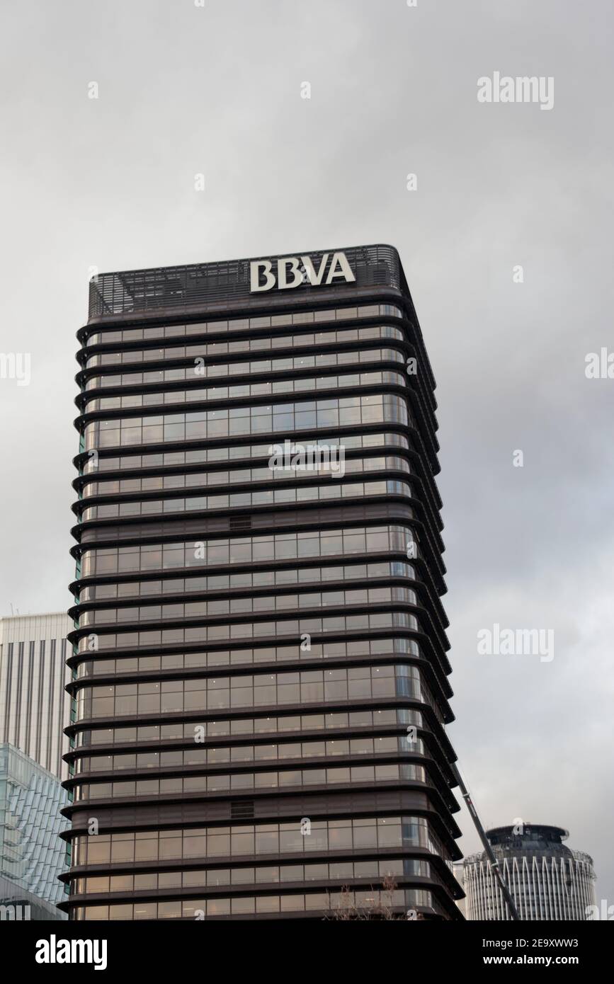 Edificio aziendale della banca spagnola BBVA, progettato dal famoso architetto spagnolo Sáenz de Oiza, sul Paseo de la Castellana, a Madrid, Spagna. Foto Stock