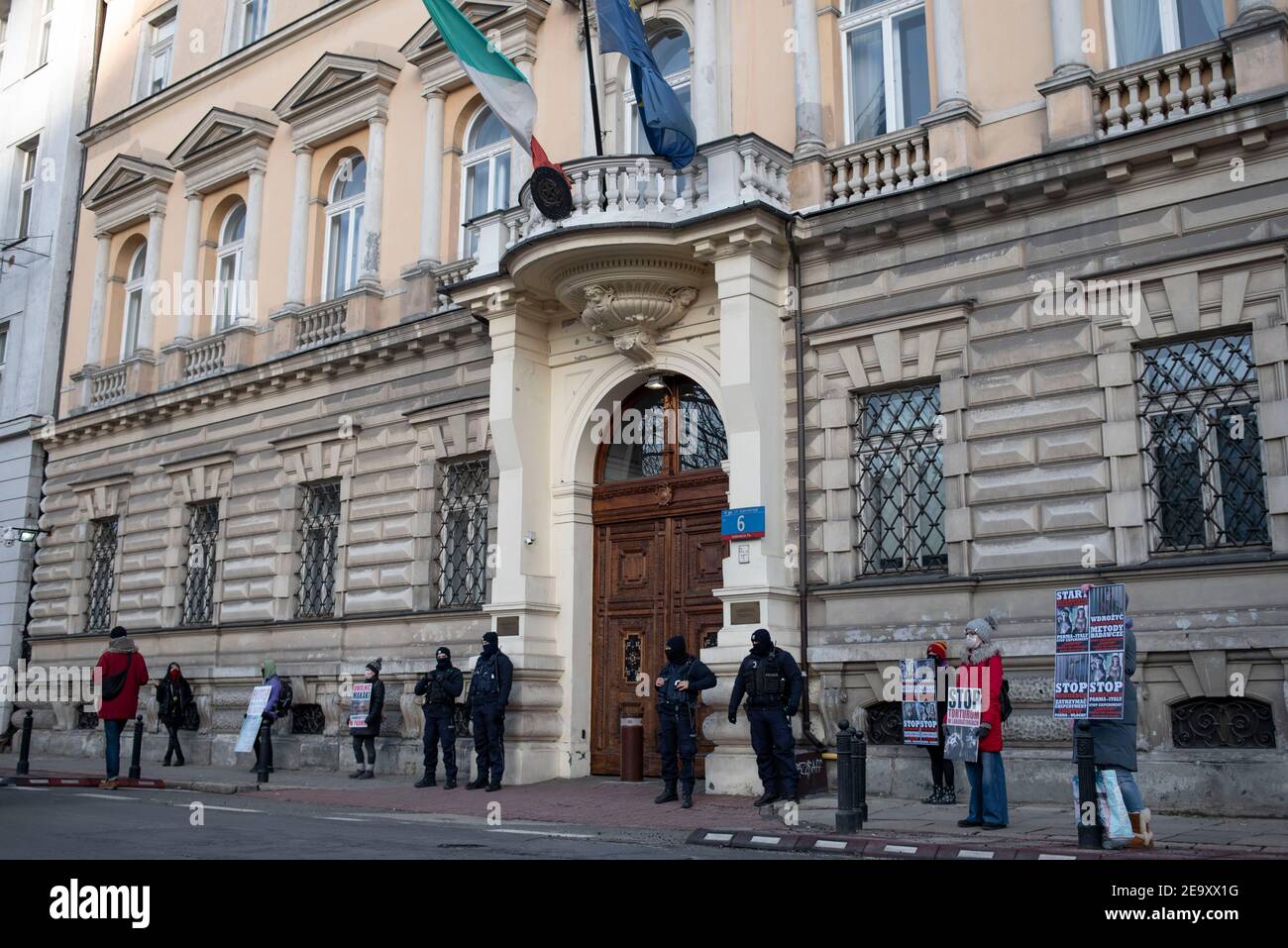 Varsavia, Varsavia, Polonia. 6 Feb 2021. I manifestanti tengono cartelli durante una protesta contro la vivisezione sugli animali il 6 febbraio 2021 a Varsavia, Polonia. I membri della ribellione animale dell'NPO Polska si sono riuniti di fronte all'ambasciata italiana a Varsavia per manifestare solidarietà agli attivisti dei diritti degli animali in Italia che protestano contro la vivisezione sugli animali a fini scientifici; In particolare l'uso dei macachi nel progetto "lightup - Turning the cortically blind brain to SEE" condotto dall'Università di Torino in collaborazione con l'Università di Parma. Guidato da Research Fellow Foto Stock