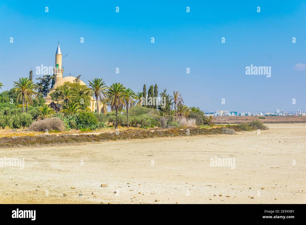 Hala Sultan Tekessi moschea dietro secco Larnaca lago, Cipro Foto Stock