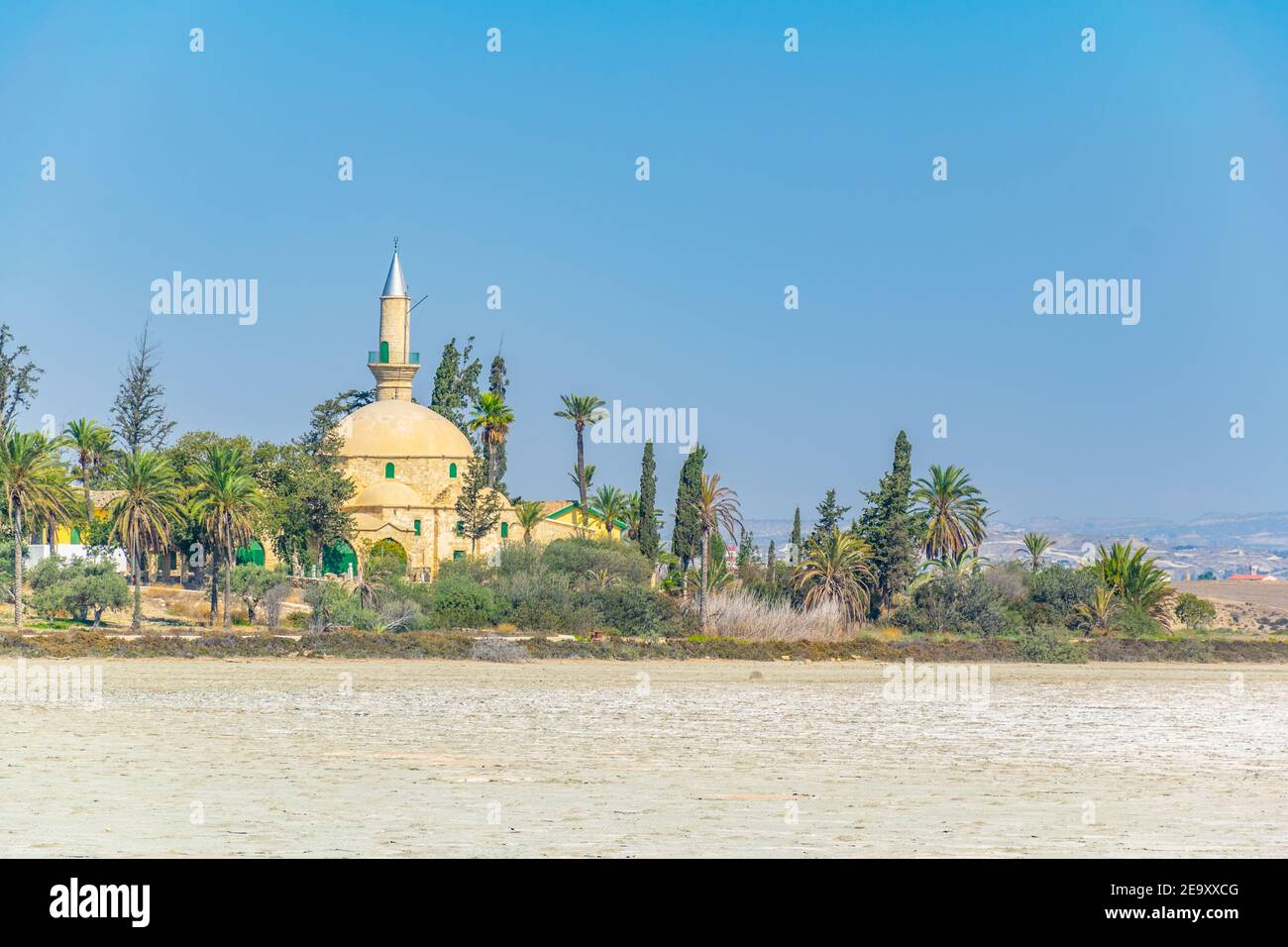Hala Sultan Tekessi moschea dietro secco Larnaca lago, Cipro Foto Stock