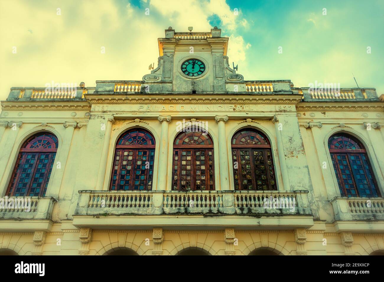 Edificio in stile coloniale appartenente alla stazione radio CMHW. Si trova nel Parco Leoncio Vidal di Santa Clara, Cuba. Questa zona è un Mon nazionale Foto Stock