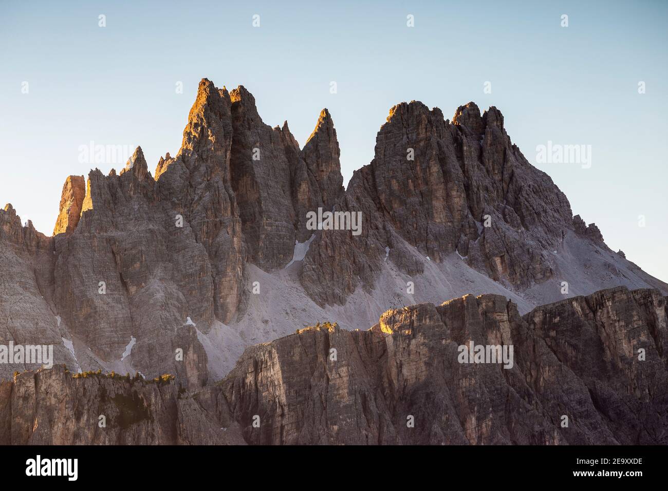 Gruppo di montagna Croda da Lago all'alba. Le Dolomiti di Ampezzo. Alpi Italiane. Europa. Foto Stock