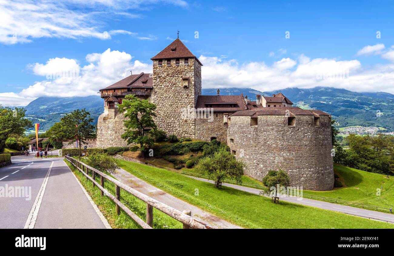 Castello di Vaduz nel Liechtenstein. Questo castello reale è un punto di riferimento del Liechtenstein e della Svizzera. Panorama del castello medievale in Alpi svizzere montagne in Foto Stock