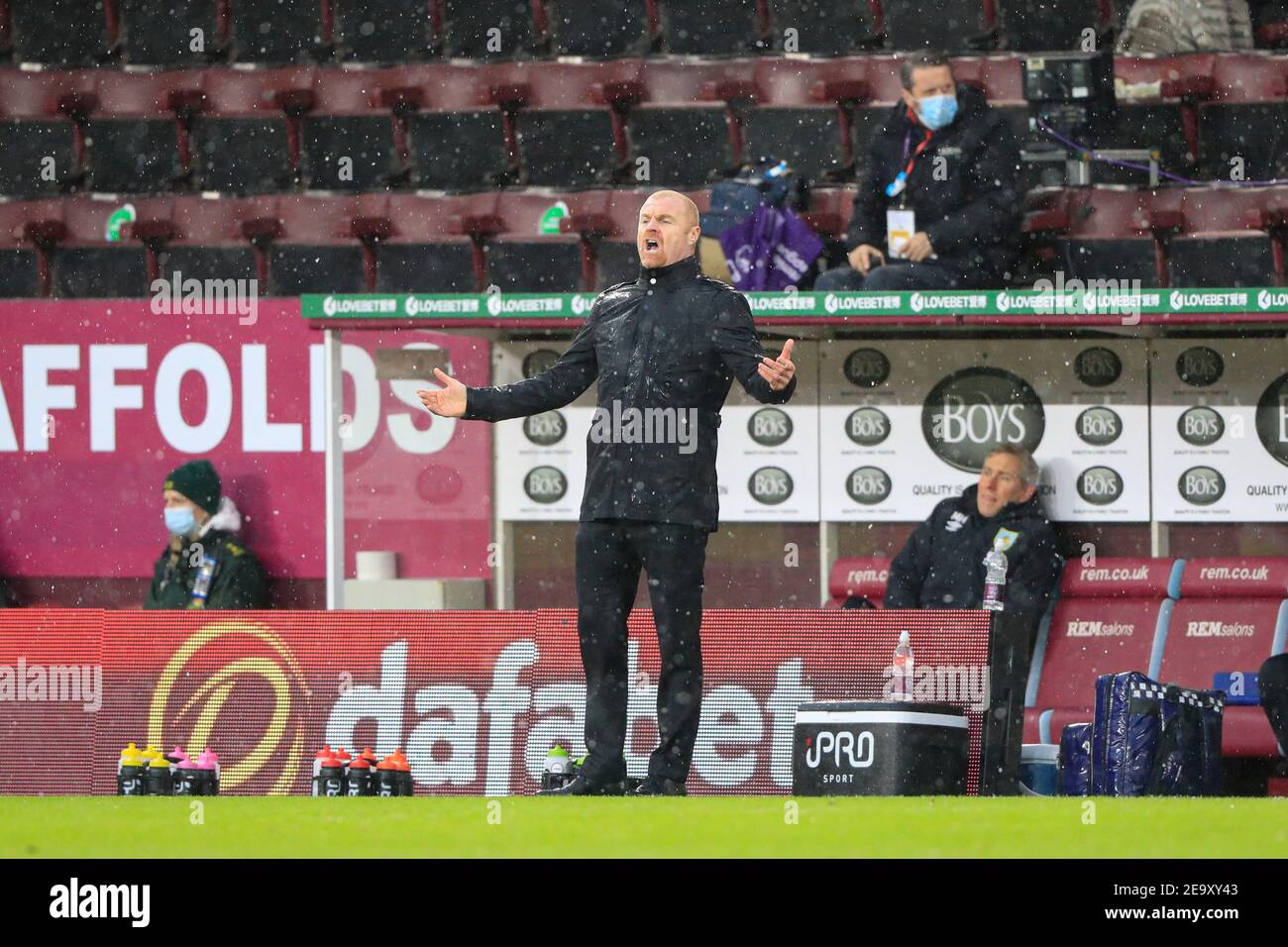 Burnley, Regno Unito. 06 febbraio 2021. Sean Dyche il direttore di Burnley ai margini di Burnley, Regno Unito, il 2/6/2021. (Foto di Conor Molloy/News Images/Sipa USA) Credit: Sipa USA/Alamy Live News Foto Stock