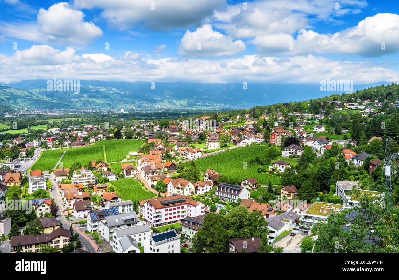 Panorama di Vaduz, principato del Liechtenstein. Vista panoramica aerea della città nelle Alpi svizzere. Paesaggio di valle verde con città e cielo blu in estate Foto Stock