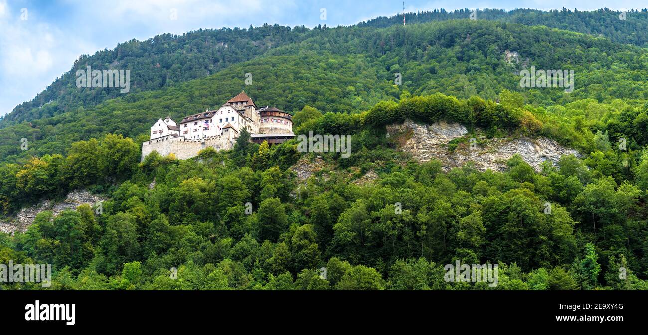 Paesaggio di montagne con il castello di Vaduz, Liechtenstein, Europa. E' un punto di riferimento delle Alpi Svizzere. Panorama di verde collina e castello come il vecchio palazzo i Foto Stock