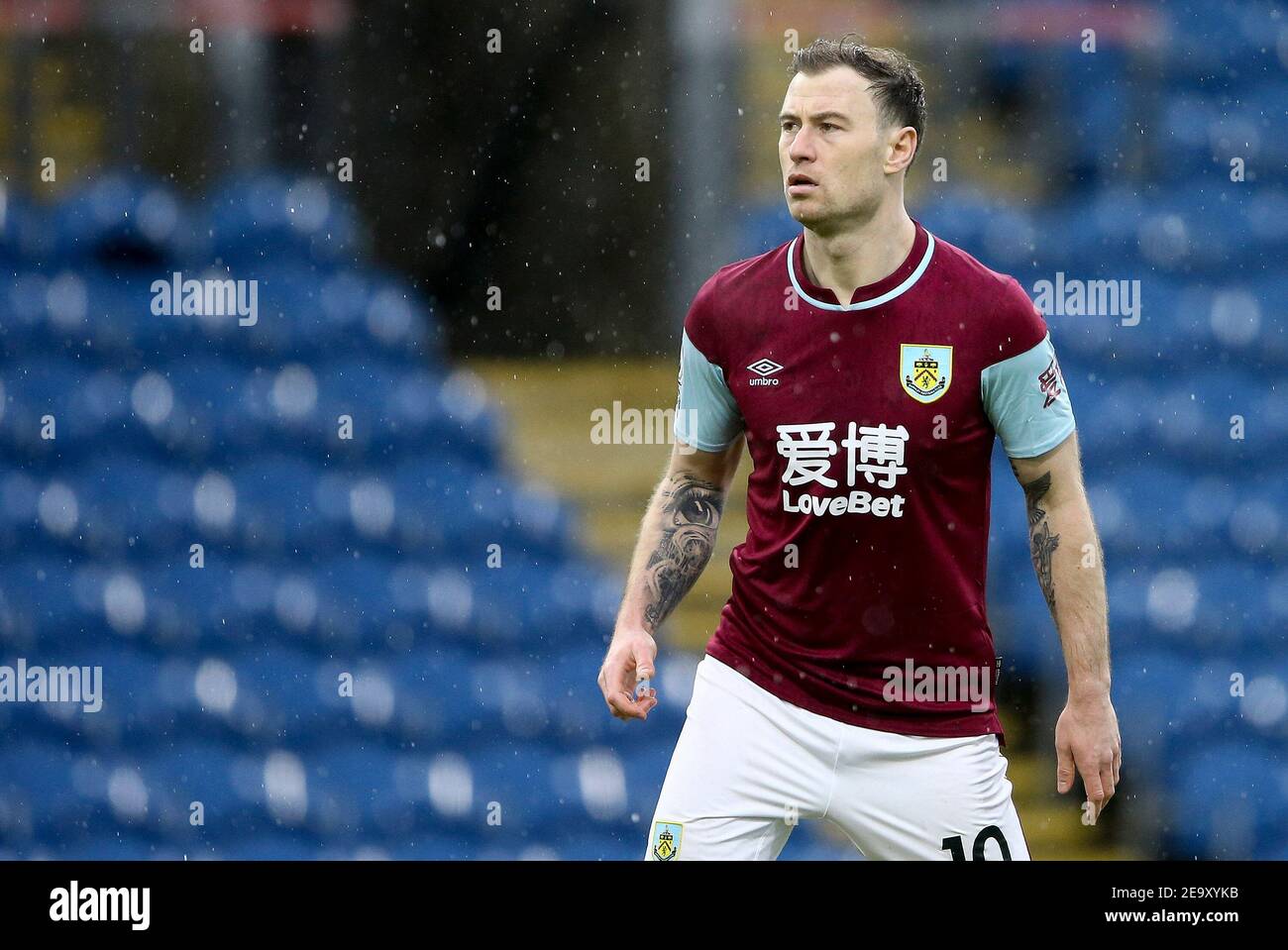 Burnley, Regno Unito. 06 febbraio 2021. Ashley Barnes di Burnley guarda sopra. Premier League Match, Burnley contro Brighton & Hove Albion al Turf Moor di Burnley, Lancs sabato 6 febbraio 2021. Questa immagine può essere utilizzata solo per scopi editoriali. Solo per uso editoriale, è richiesta una licenza per uso commerciale. Nessun uso nelle scommesse, nei giochi o nelle pubblicazioni di un singolo club/campionato/giocatore. pic di Chris Stading/Andrew Orchard sport photography/Alamy Live news Credit: Andrew Orchard sports photography/Alamy Live News Foto Stock