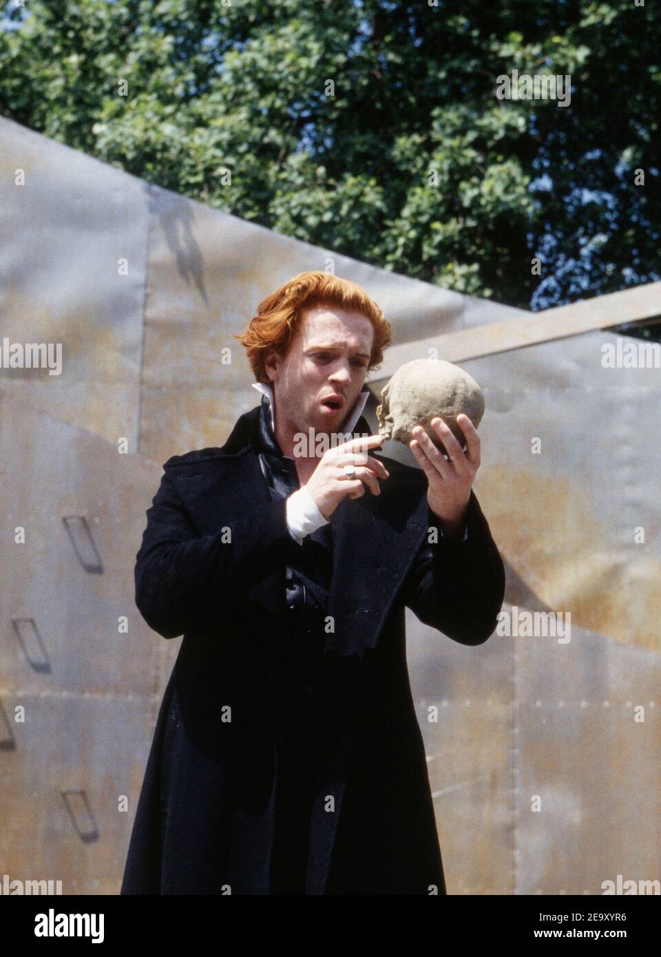 Damian Lewis (Hamlet) in FRAZIONE di Shakespeare all'Open Air Theatre, Regent's Park, Londra 15/05/1994 Tanya McCallin regista: Tim Pigott-Smith Foto Stock