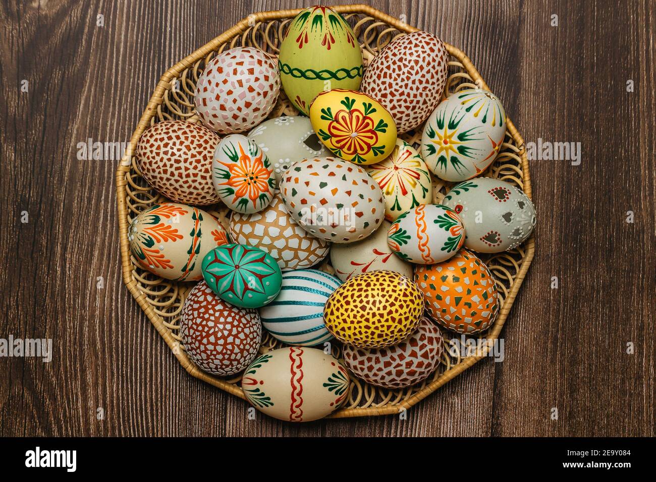 coniglietto pasquale con uova decorate 8388648 Arte vettoriale a