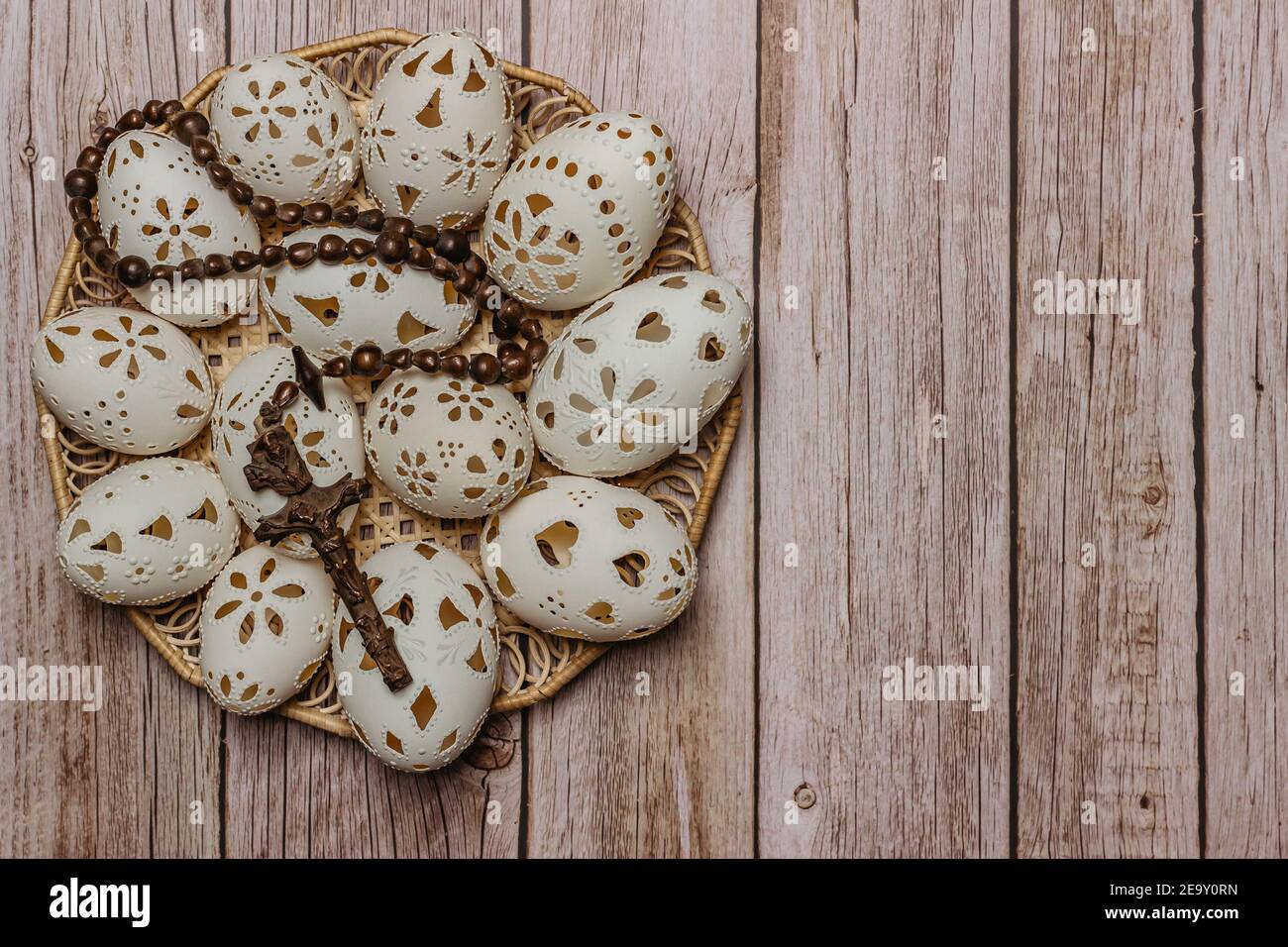 Happy Easter.White mano fatto uova di Pasqua con crocifisso in legno basket.Spring decorazione sfondo. Tradizione festiva per i paesi dell'Europa orientale Foto Stock