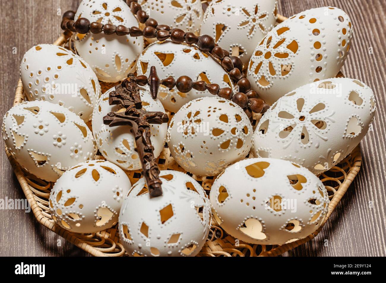 Happy Easter.White mano fatto uova di Pasqua con crocifisso in legno basket.Spring decorazione sfondo. Tradizione festiva per i paesi dell'Europa orientale Foto Stock