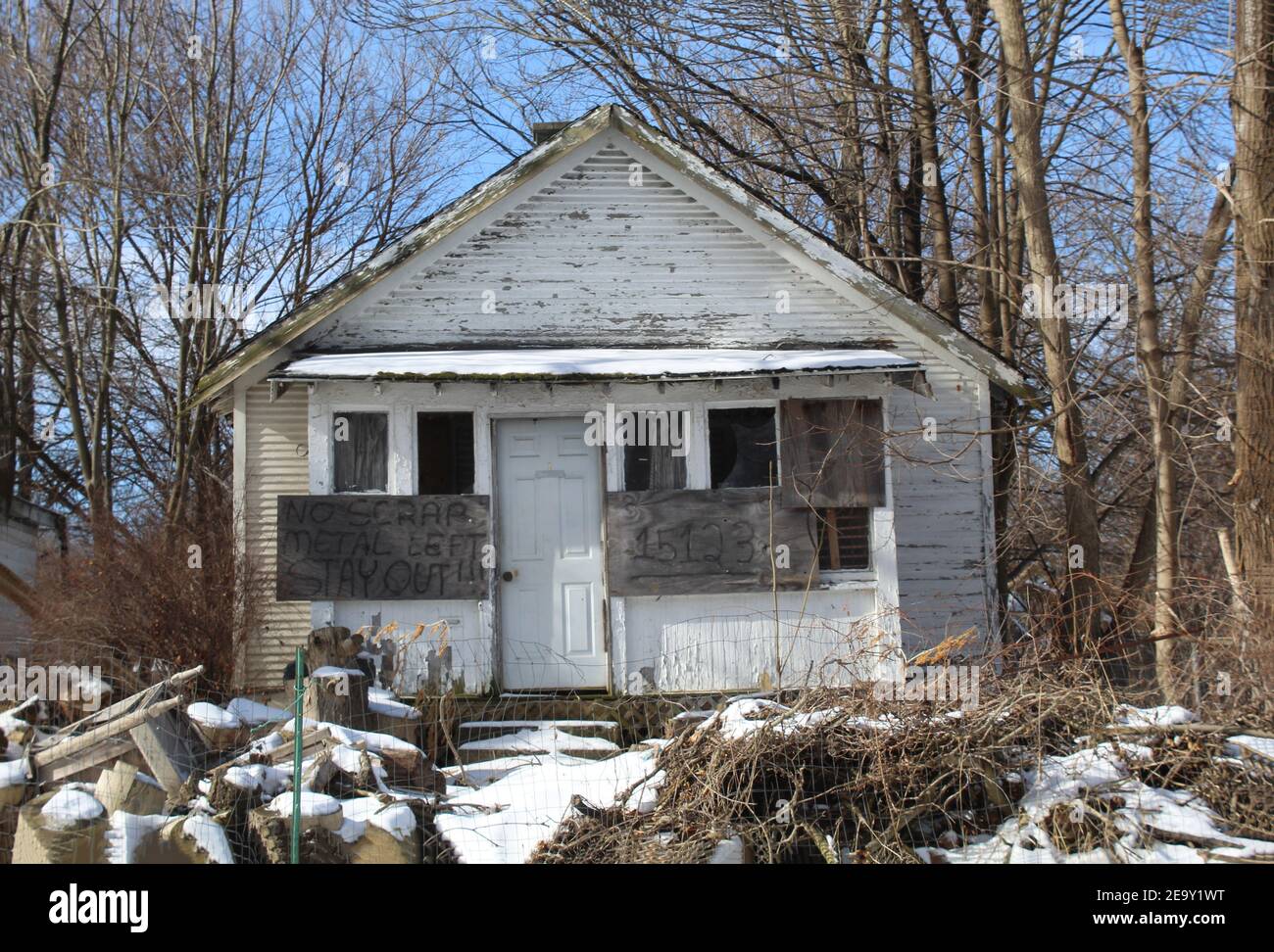 Abbandonato Detroit casa con segno che dice 'No Scrap metallo A sinistra in Brightmoor durante l'inverno Foto Stock