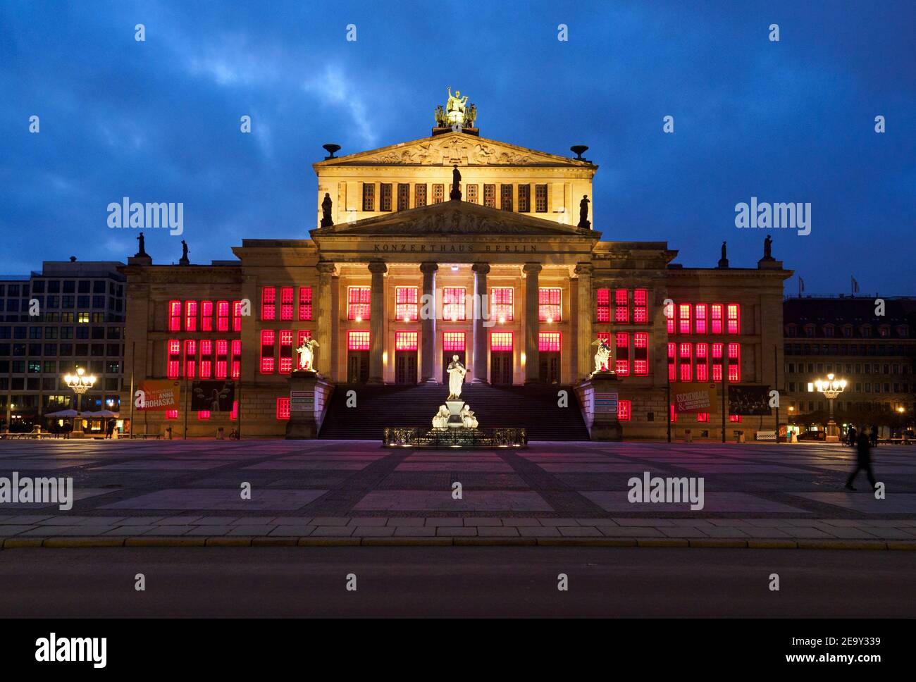 Berlino, Germania. 17 gennaio 2021. La sala concerti del Gendarmenmarkt di Berlino è illuminata di rosso. L'industria degli eventi è stata duramente colpita dalla crisi di Corona. Con il blocco, fiere, conferenze, concerti e molti altri eventi sono stati cancellati da un giorno all'altro. Nell'ambito della campagna "Notte della luce", circa 7,000 edifici sono stati illuminati con luce rossa per attirare l'attenzione sulla difficile situazione dell'industria nella crisi di Corona. Credit: Soeren Stache/dpa-Zentralbild/ZB/dpa/Alamy Live News Foto Stock