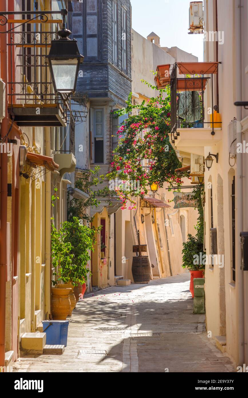 Strade e vecchi edifici nella città vecchia di Rethymno, Creta, Grecia Foto Stock