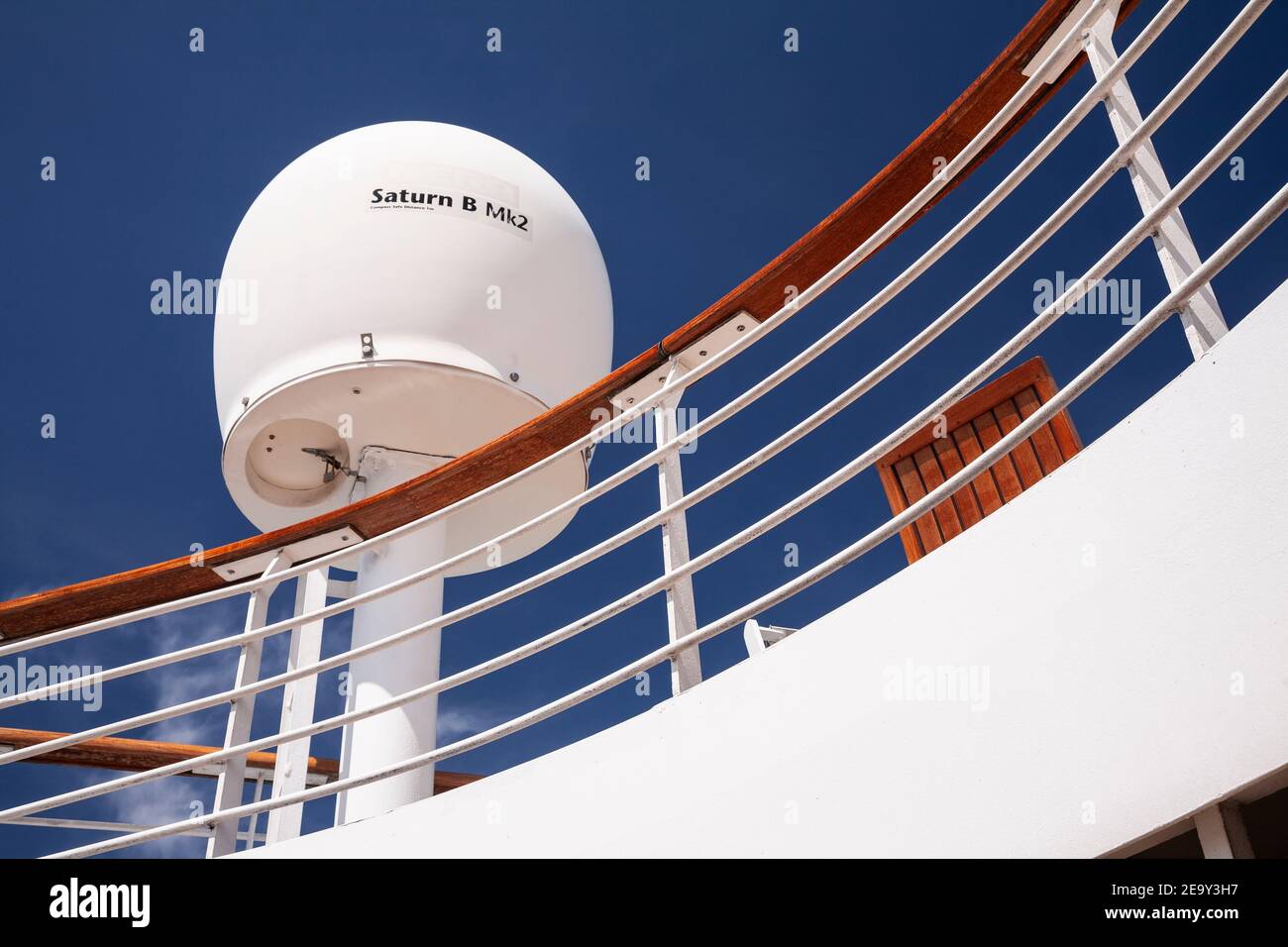 Radar radome su una nave da crociera Foto Stock