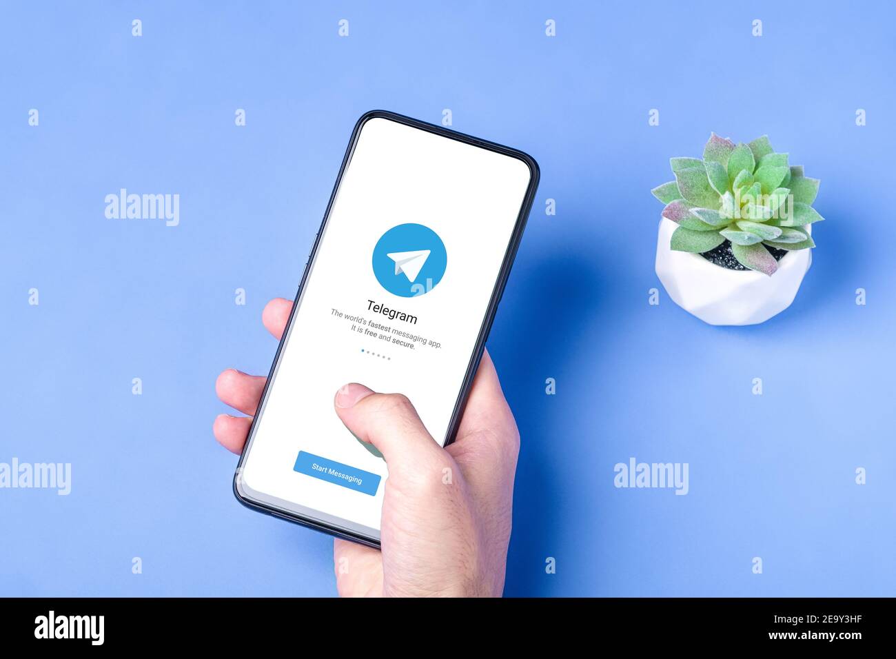 Melitopol, Ucraina - Gennaio 18 2021: Icona applicazione telegramma sullo schermo dello smartphone. Rete di social media online protetta. Sfondo blu Foto Stock