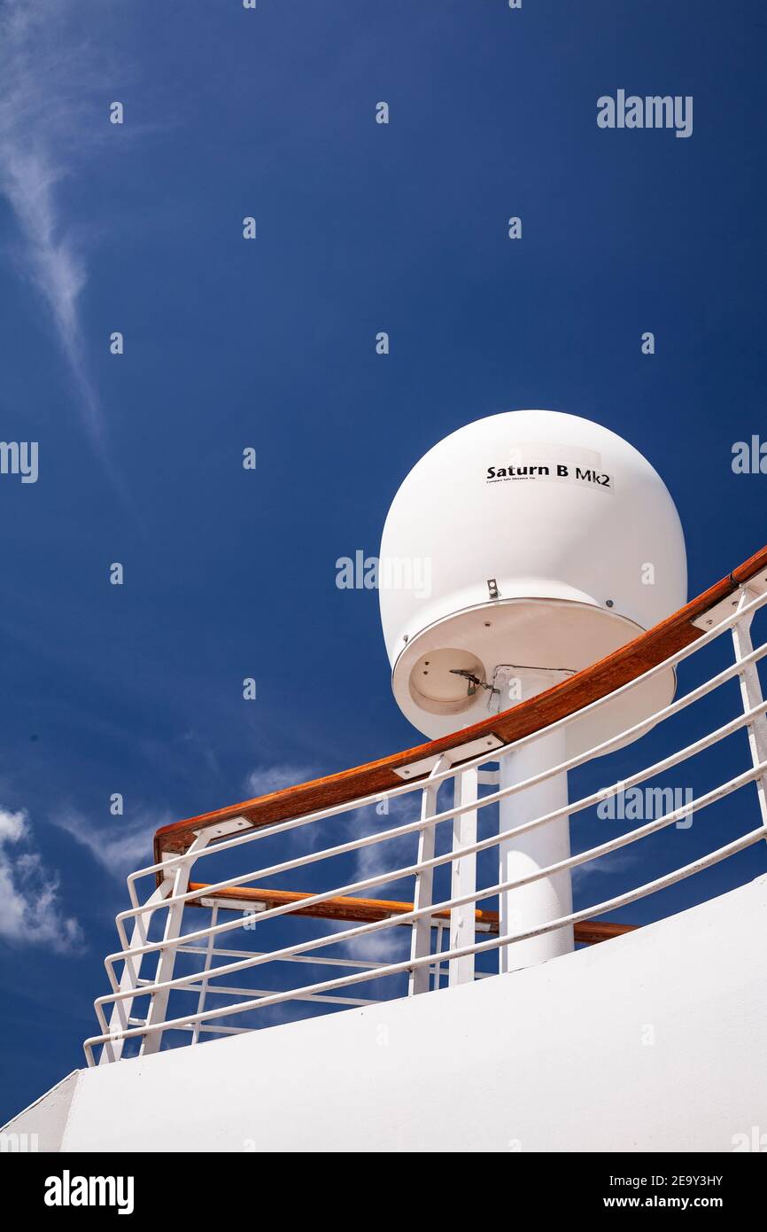 Radar radome su una nave da crociera Foto Stock