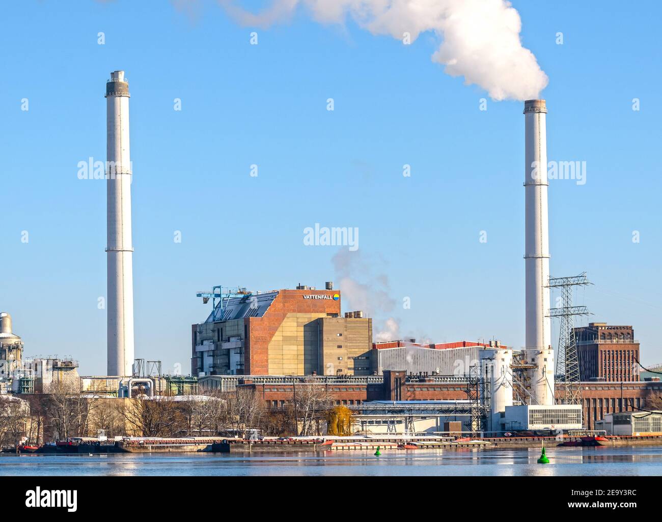 Gennaio-31-2021, Berlino, Germania - Vattenfall centrale combinata di calore ed energia elettrica a Klingenberg sul fiume Spree Foto Stock