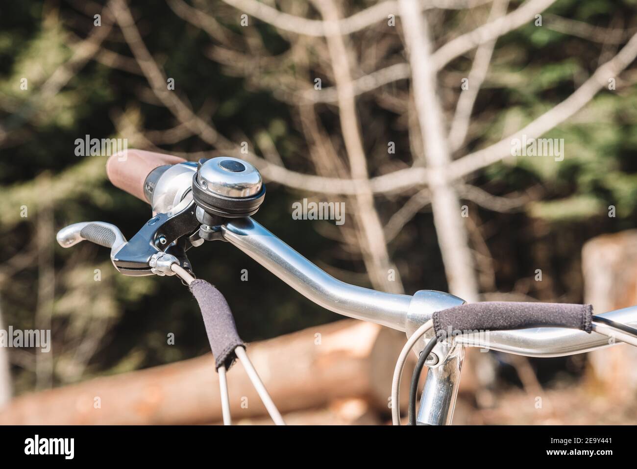 Vista dettagliata della campana della bicicletta sulla strada Foto Stock