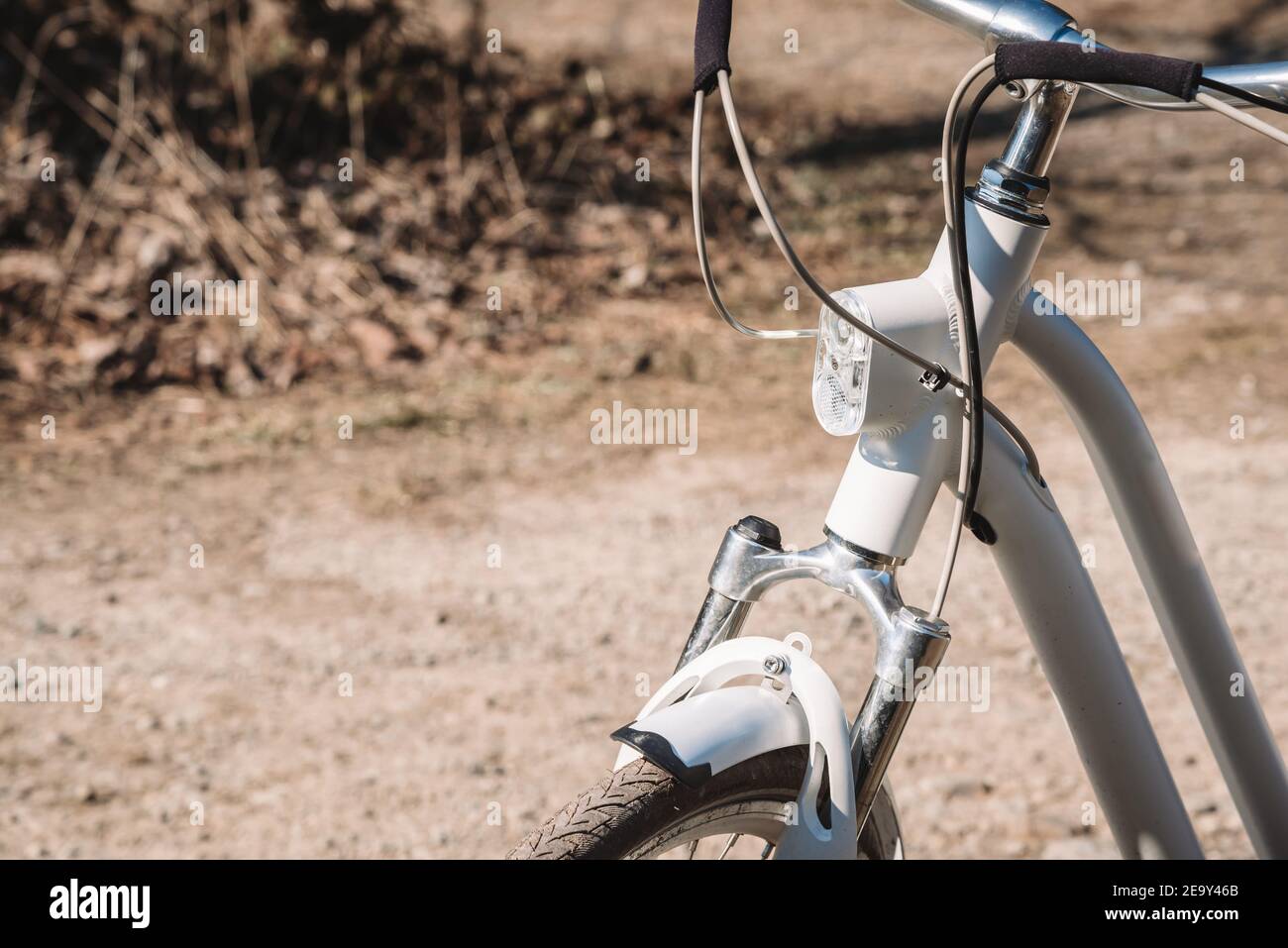 Vista dettagliata della bicicletta su strada - spia accesa per sicurezza Foto Stock