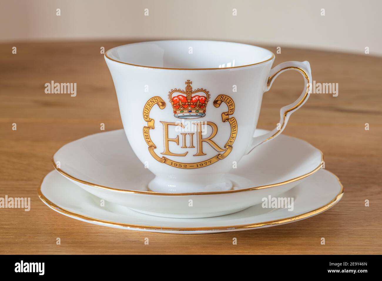 Vintage Bone china Tableware edizione speciale Royal Silver Jubilee, coppa e piattino su piatto con il Royal Cypher EIIR 1977 - Queen Elizabeth II, UK Foto Stock