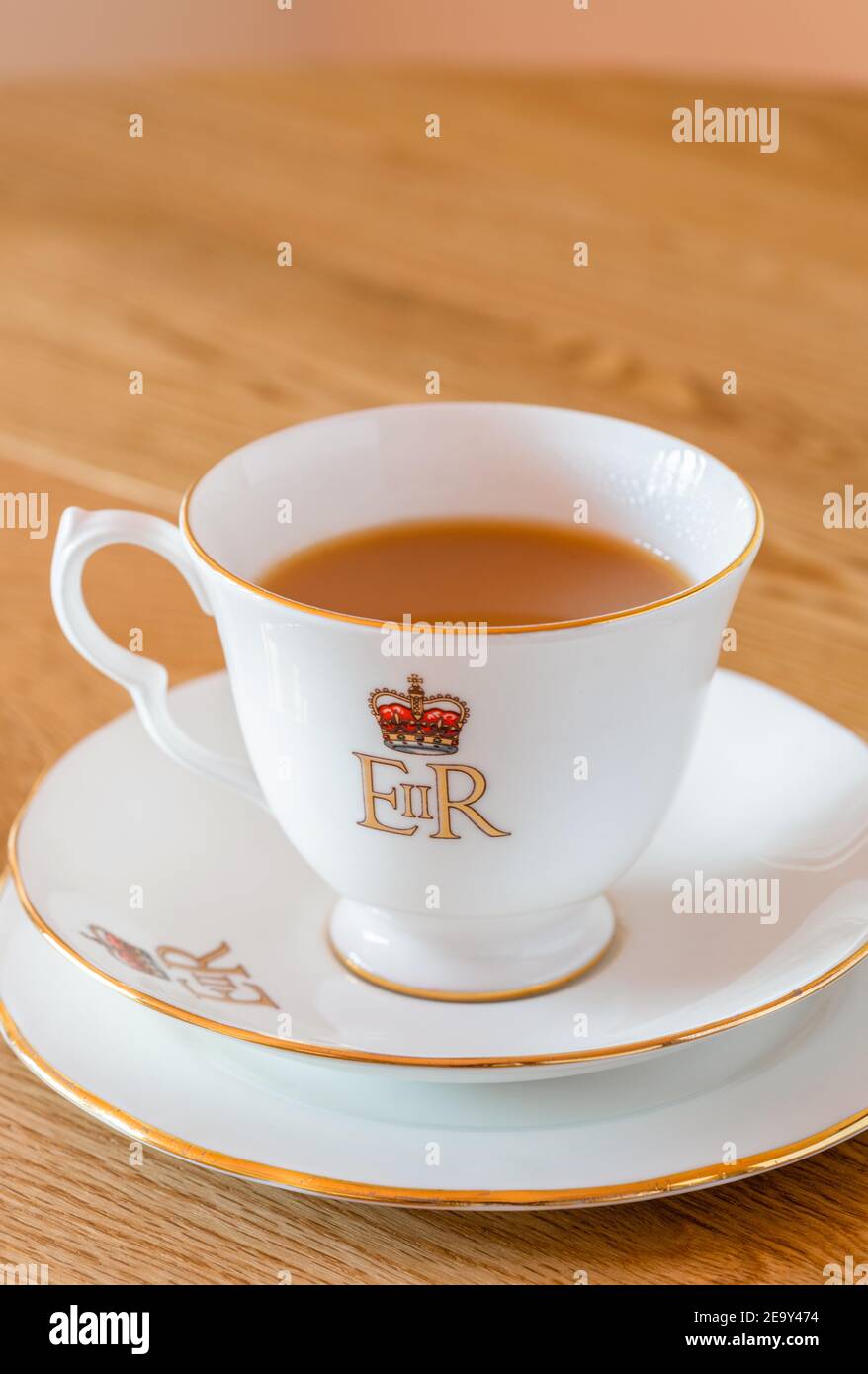 Tazza di tè vintage Bone china, coppa Royal Silver Jubilee in edizione speciale e piattino su piatto con il Royal Cypher EIIR 1977 -Royal Tea Concept, GB UK Foto Stock