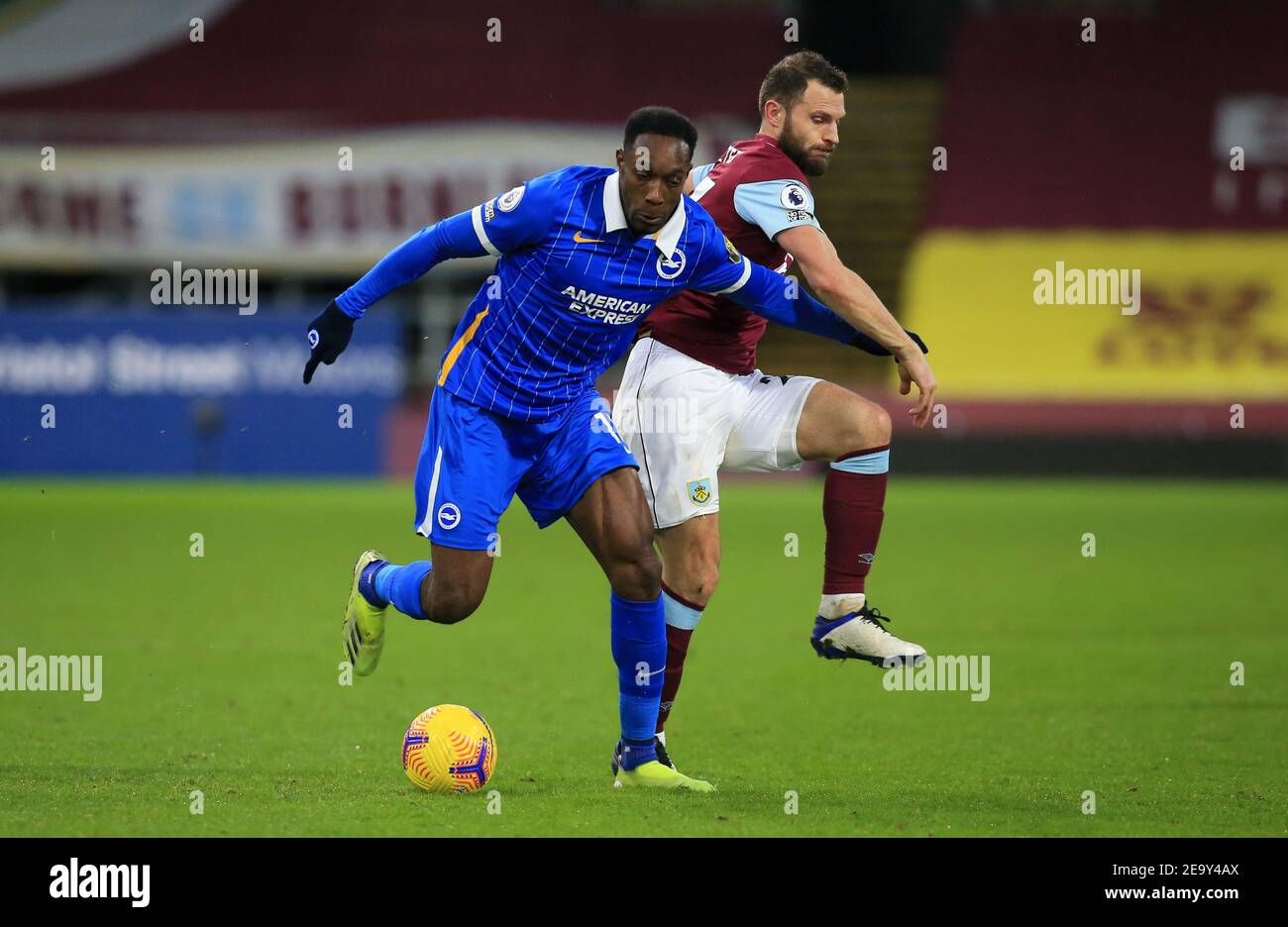 Danny Welbeck di Brighton e Hove Albion (a sinistra) e Erik Pieters di Burnley (a destra) combattono per la palla durante la partita della Premier League a Turf Moor, Burnley. Data immagine: Sabato 6 febbraio 2021. Foto Stock