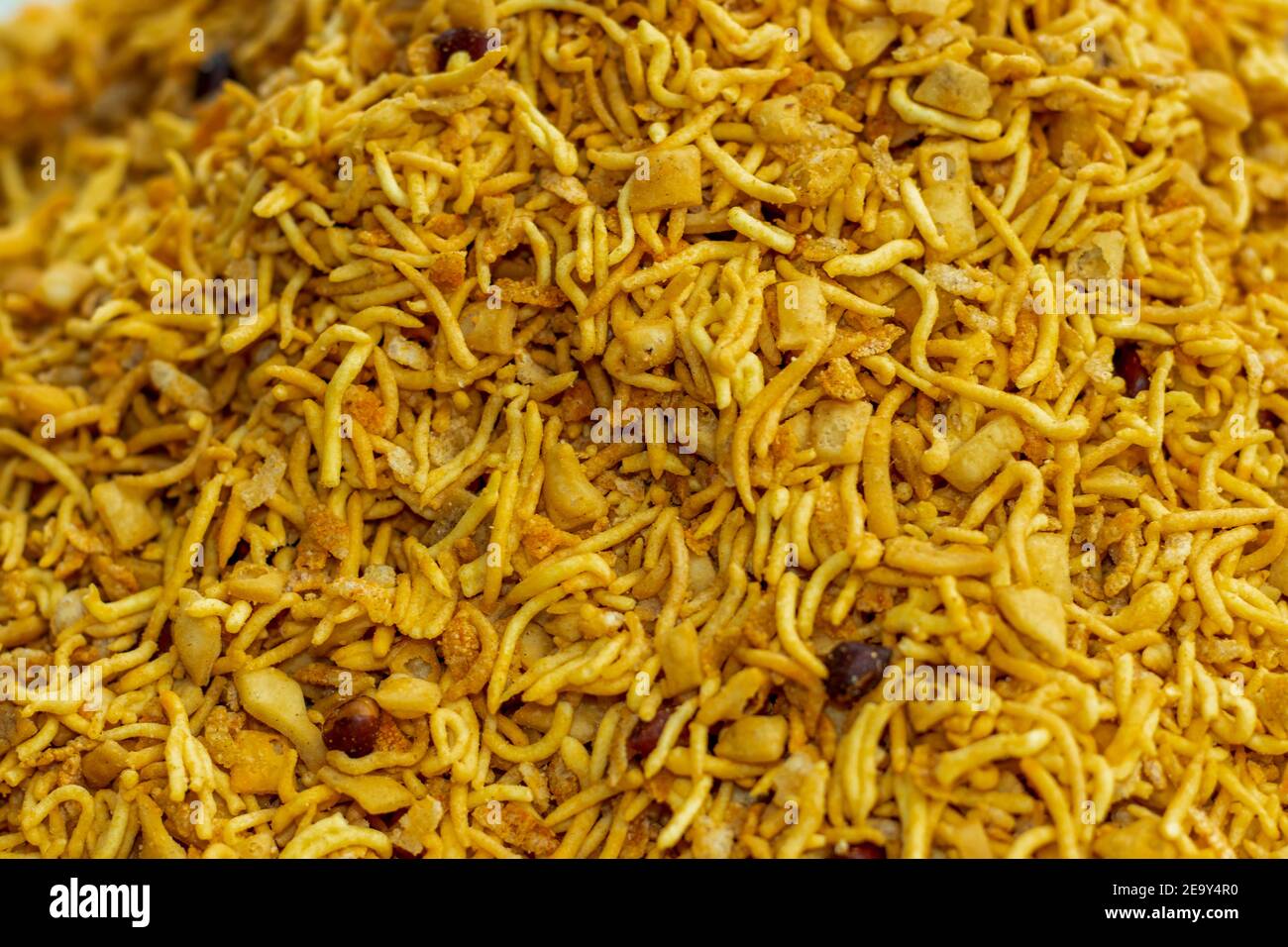 Chanachur o dal Moth, Sev Namkeen, bhujia, croccante Alo Bhujia, con una noce in un mercato rurale per la vendita e un cibo di strada spazzatura Foto Stock