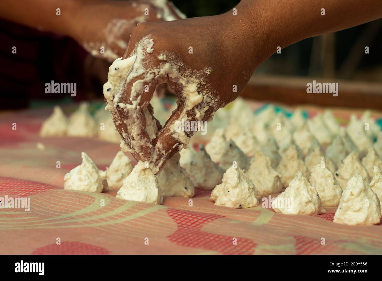 Gnocchi di lenticchie o bori di daer è asciugato e messo con mano su tessuto di cotone in una giornata di sole. Si tratta di una forma di gnocchi di lenticchie essiccati popolare nel Foto Stock