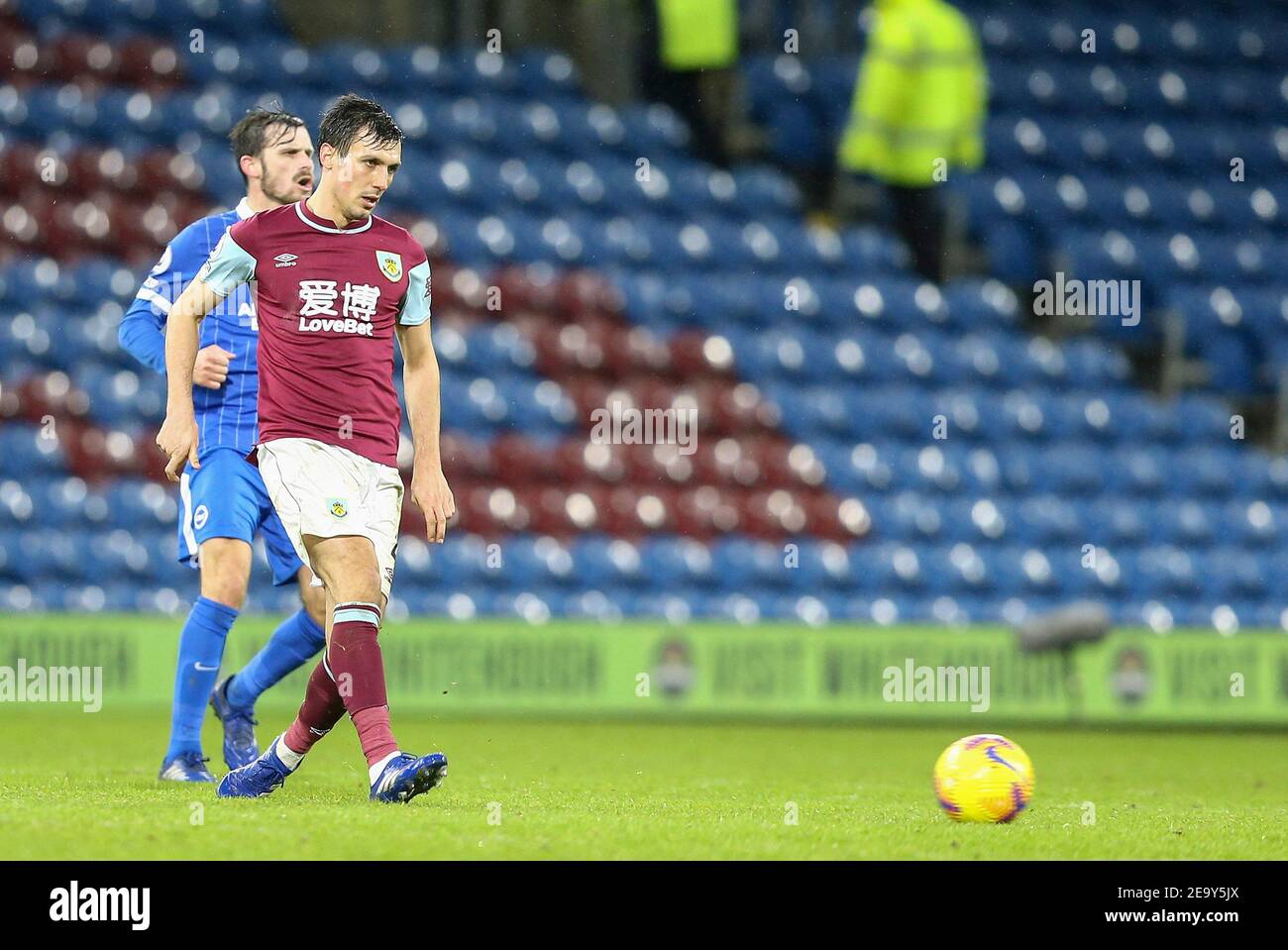 Burnley, Regno Unito. 06 febbraio 2021. Jack Cork di Burnley passa la palla. Premier League Match, Burnley contro Brighton & Hove Albion al Turf Moor di Burnley, Lancs sabato 6 febbraio 2021. Questa immagine può essere utilizzata solo per scopi editoriali. Solo per uso editoriale, è richiesta una licenza per uso commerciale. Nessun uso nelle scommesse, nei giochi o nelle pubblicazioni di un singolo club/campionato/giocatore. pic di Chris Stading/Andrew Orchard sport photography/Alamy Live news Credit: Andrew Orchard sports photography/Alamy Live News Foto Stock