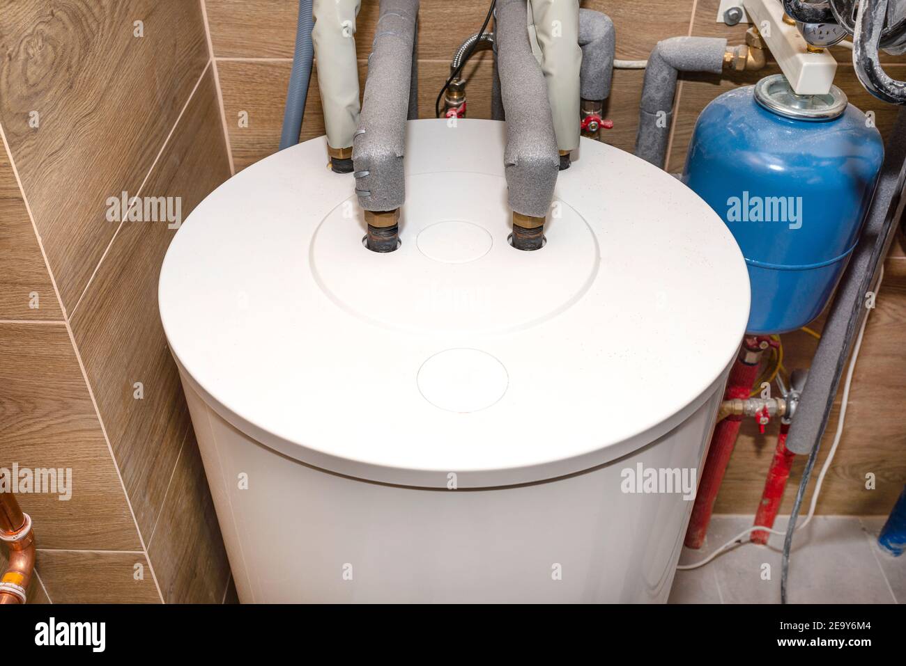 Serbatoio dell'acqua per una moderna caldaia a gas nel locale caldaia di  casa rivestito di piastrelle in ceramica Foto stock - Alamy