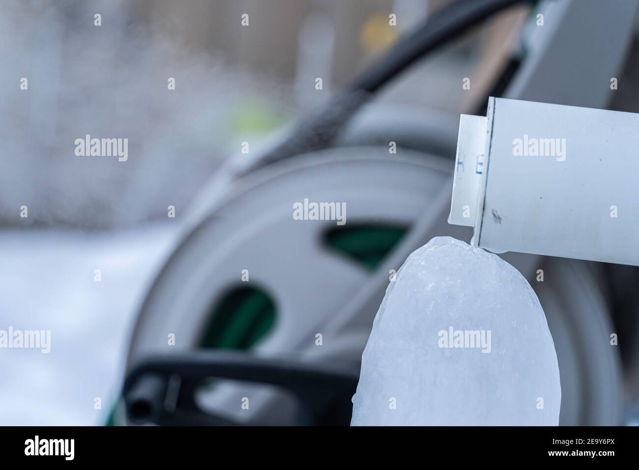 Il tubo di scarico del forno emette vapore in inverno Foto Stock