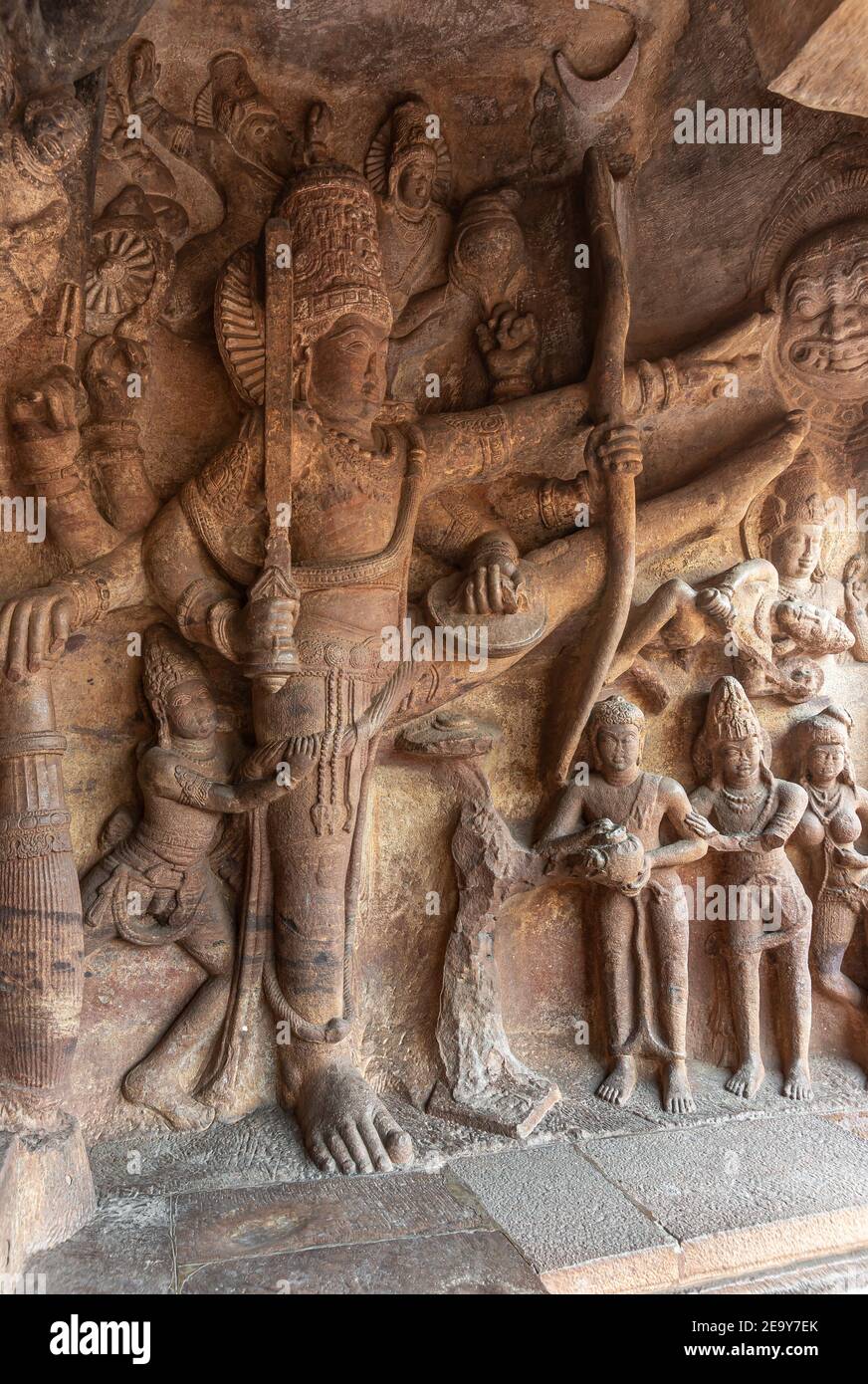 Badami, Karnataka, India - 7 novembre 2013: Tempio della grotta sopra il lago Agasthya. Scultura di Vishnu come Trivikrama che prende il primo passo, tiene la spada e. Foto Stock