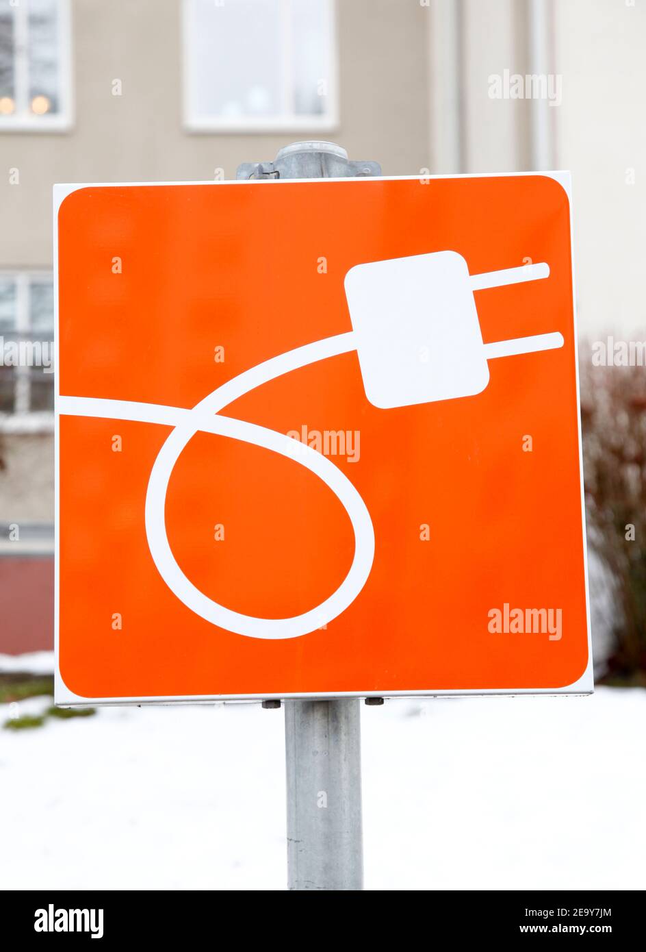 Linköping, SVEZIA - 8 GENNAIO 2013: Palo di ricarica, per auto elettriche, in un parcheggio. Foto Stock