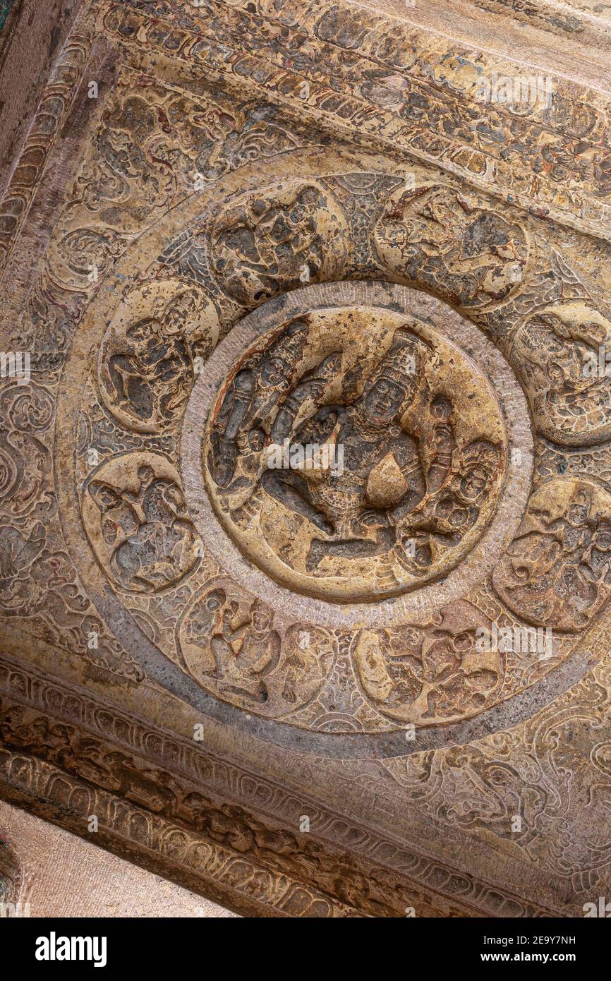 Badami, Karnataka, India - 7 novembre 2013: Templi in grotta sopra il lago Agasthya. Primo piano della scultura di Vishnu sul soffitto della grotta 3. Foto Stock