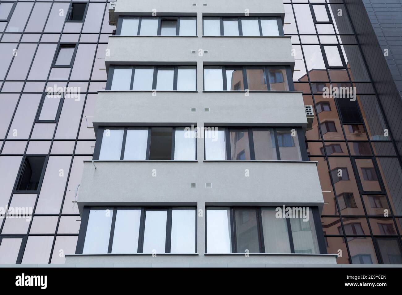 Facciata moderna di un edificio a più piani. Architettura contemporanea di un edificio a più piani nella Repubblica di Chisinau, Moldova. Foto Stock