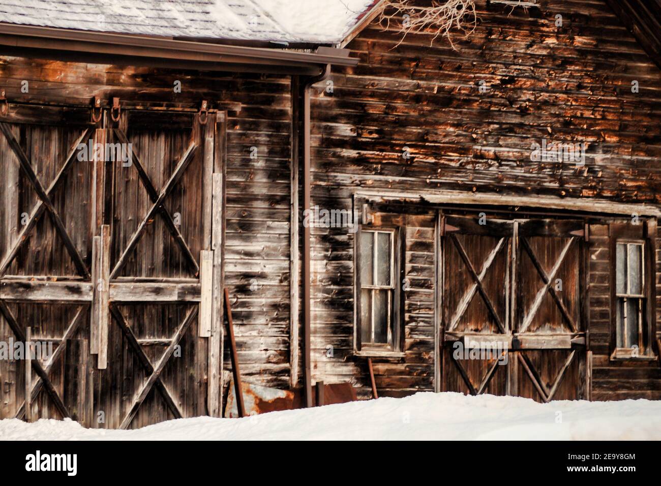 Esterno di un vecchio fienile in inverno Foto Stock