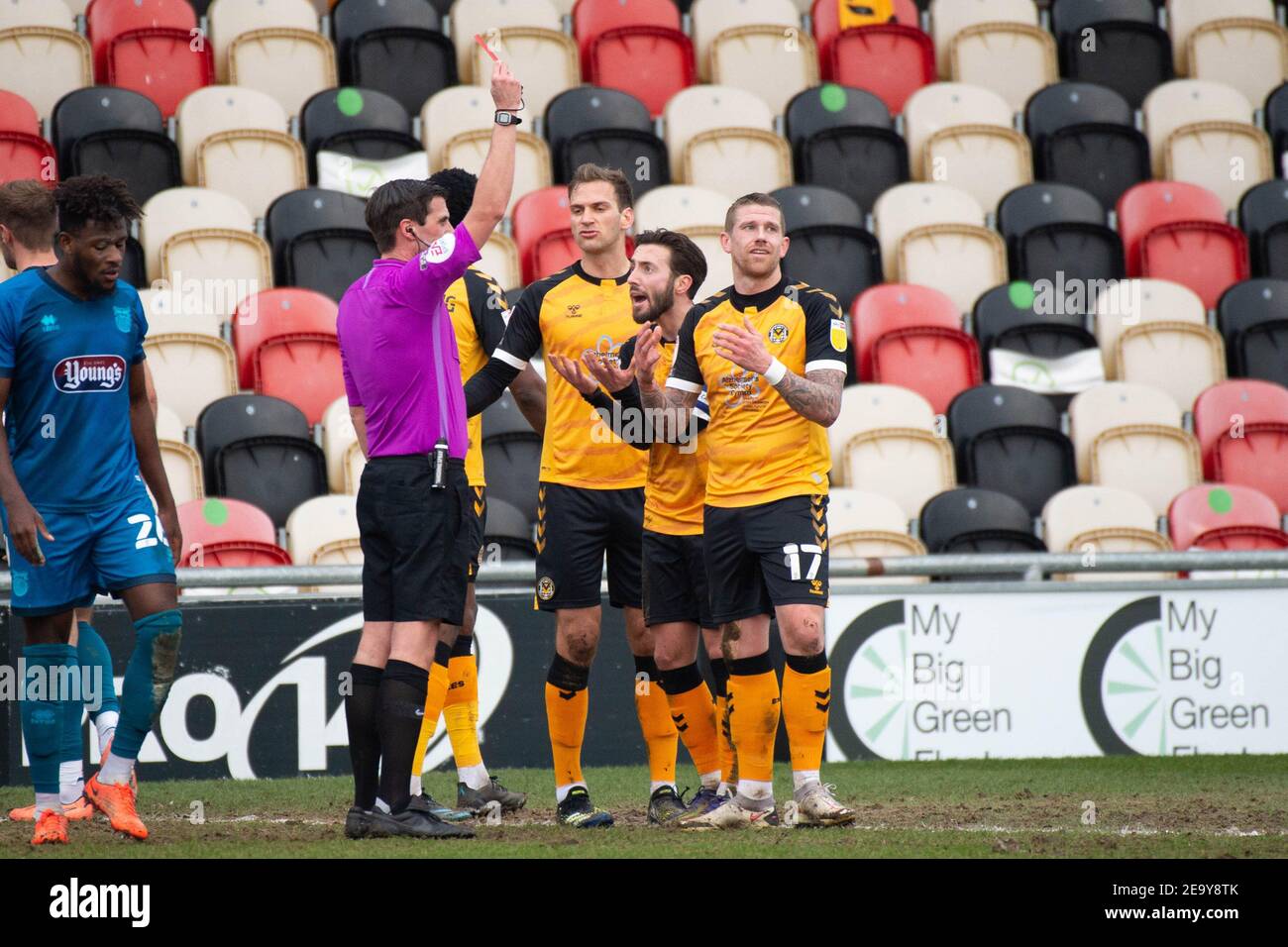 Newport, Regno Unito. 06 febbraio 2021. Scot Bennett della contea di Newport (17) è inviato fuori. EFL football League Two match, Newport County contro Grimsby Town alla Rodney Parade di Newport, Galles, sabato 6 febbraio 2021. Questa immagine può essere utilizzata solo per scopi editoriali. Solo per uso editoriale, è richiesta una licenza per uso commerciale. Nessun utilizzo nelle scommesse, nei giochi o nelle pubblicazioni di un singolo club/campionato/giocatore. pic by Credit: Andrew Orchard sports photography/Alamy Live News Foto Stock